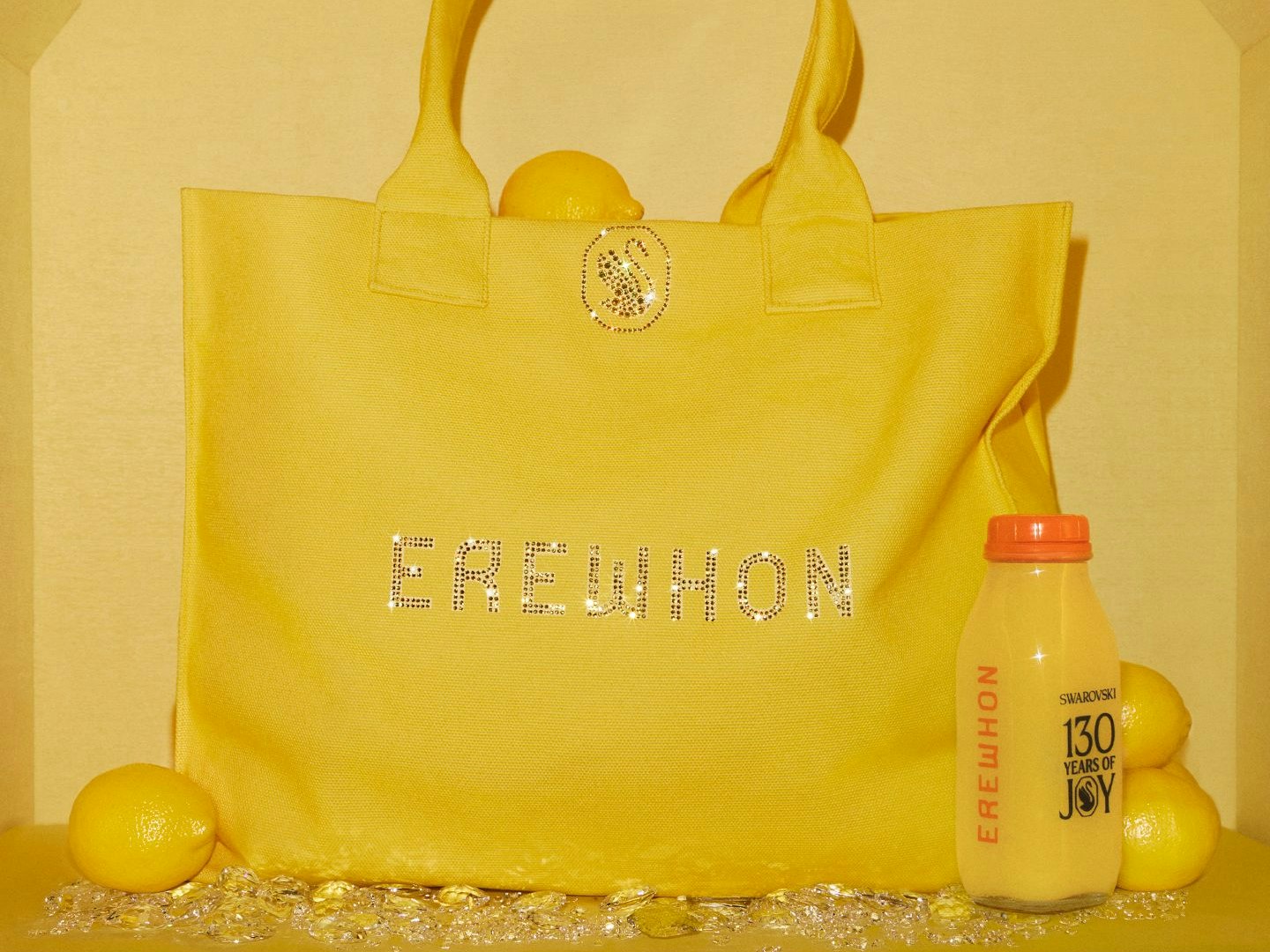 Wer gesund sein möchte, beginnt zu glitzern? Fast. Swarovski bringt mit Luxus-Supermarkt Erewhon erstmals einen Fruchtsaft ins Regal.