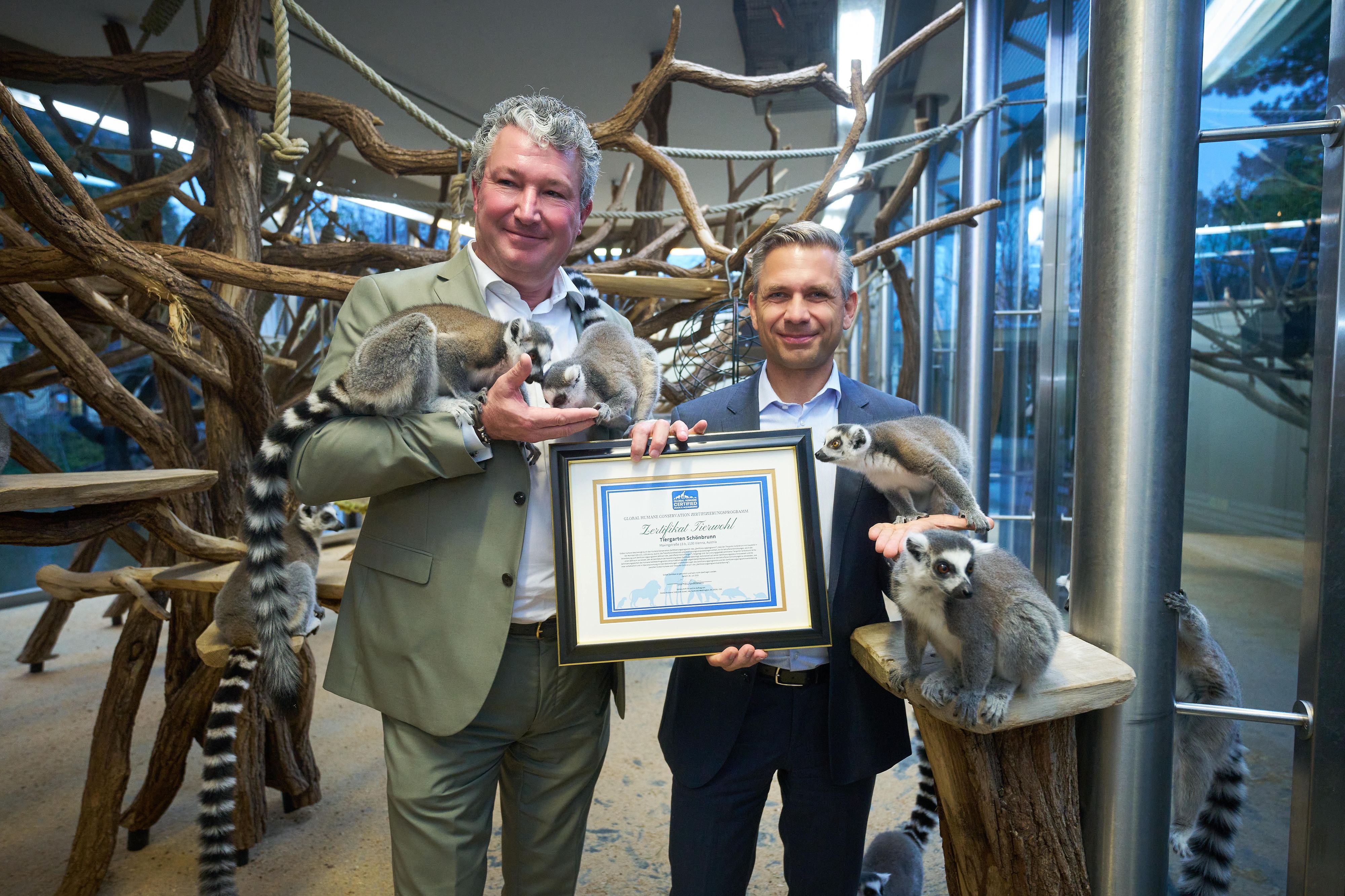 Wirtschaftsminister Wolfgang Hattmannsdorfer unterstreicht die Bedeutung des Zertifikats, gemeinsam mit Zoodirektor Hering-Hagenbeck und zahlreichen Kattas.