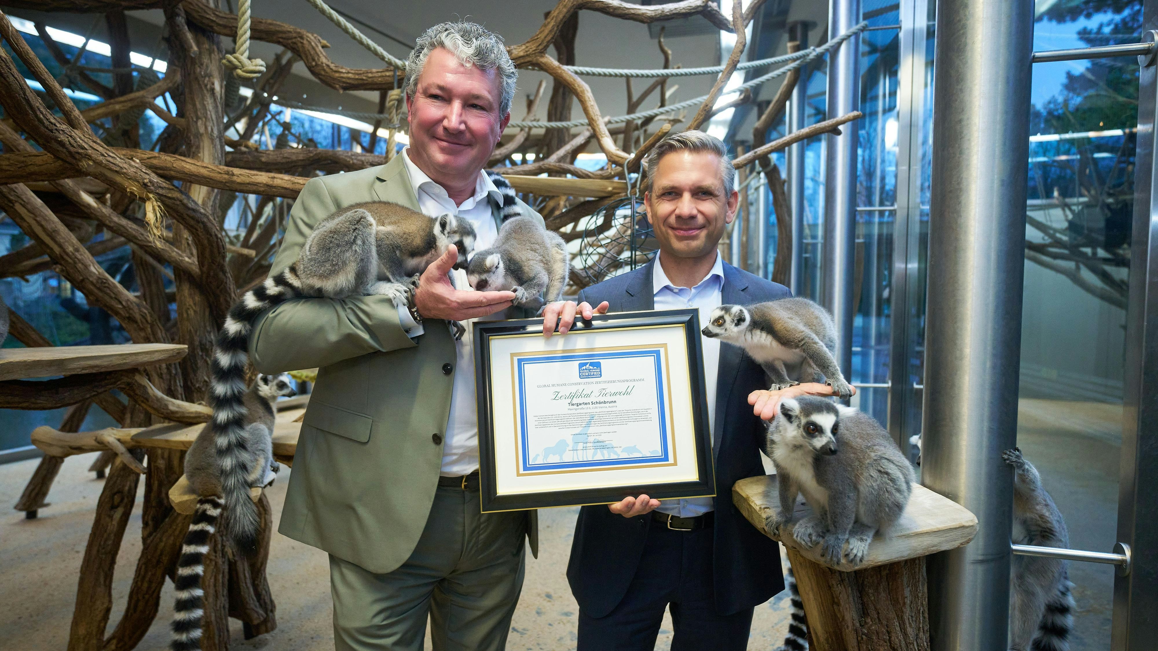 Heute.at - Tierische Urkunde – Minister gratuliert Schönbrunn
