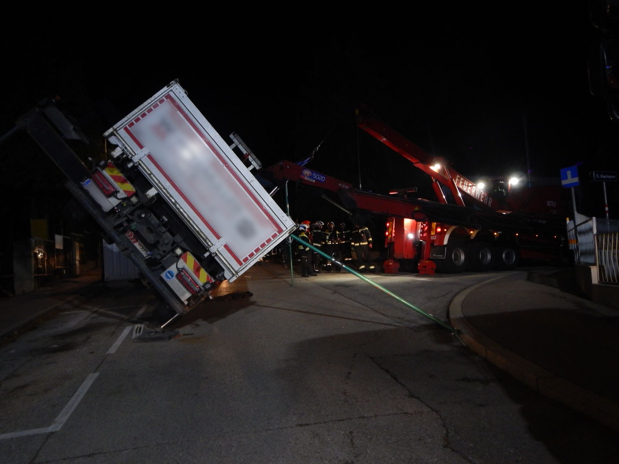 Die Bergung des verunfallten Fahrzeugs dauerte mehrere Stunden an. 