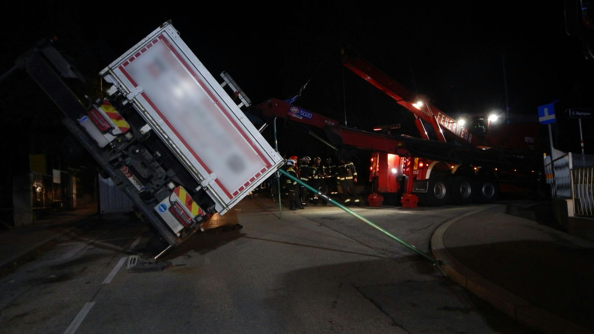 Heute.at - Lkw kippte um – Bergung dauerte mehrere Stunden