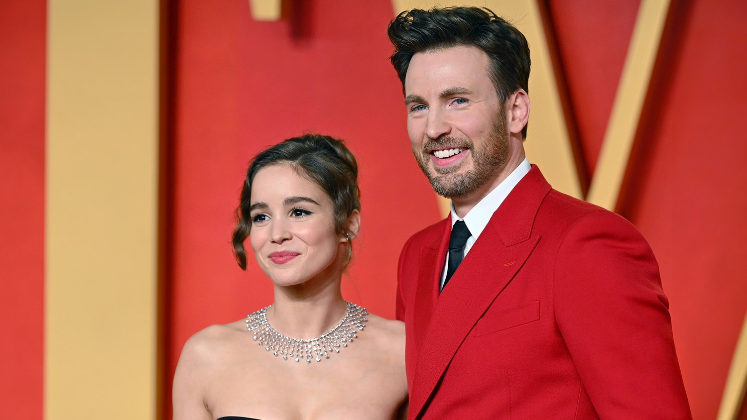 Chris Evans und Ehefrau Alba Baptista hatten ihr Pärchen-Debüt auf dem roten Teppich bei der Vanity Fair Oscars Afterparty 2024.