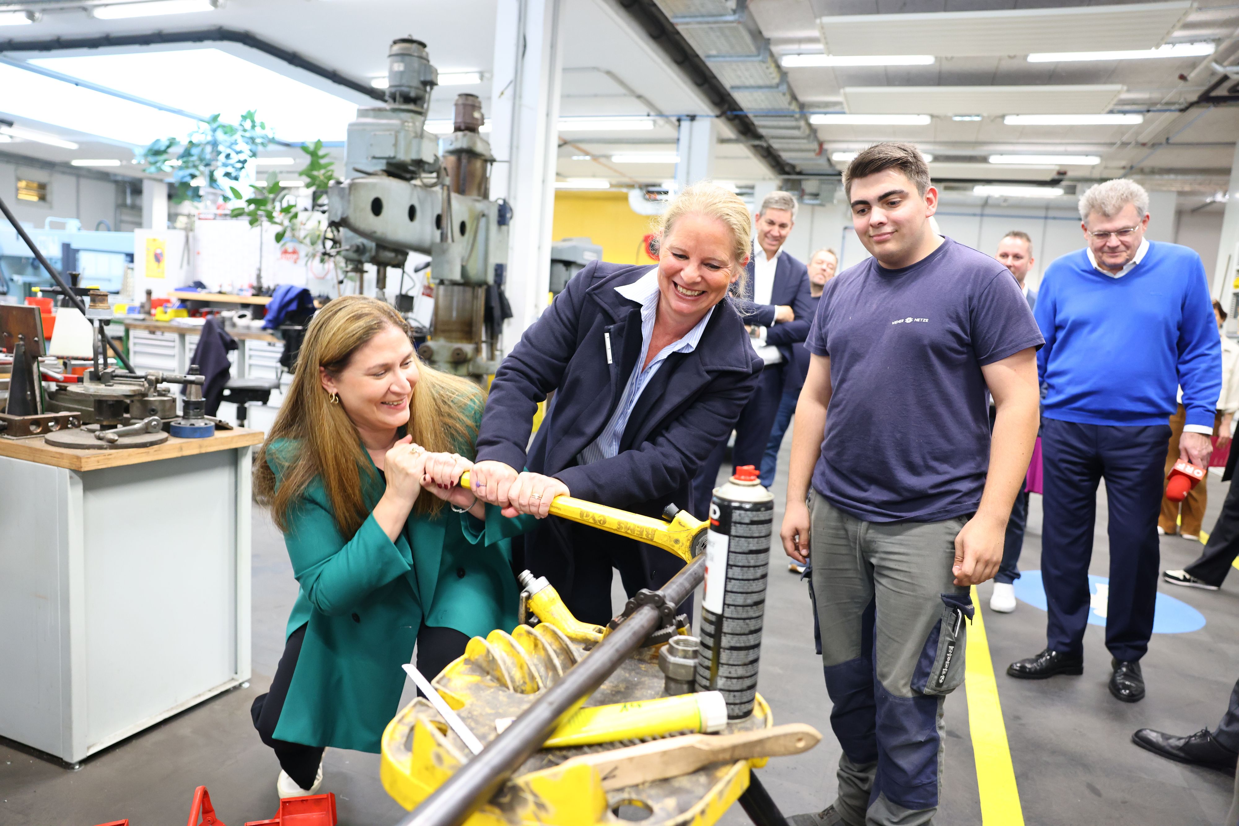 Wirtschaftsstadträtin Barbara Novak (links) und Neos-Gemeinderätin Maria In der Maur-Koenne (mitte) am Smart Campus der Wiener Netze.