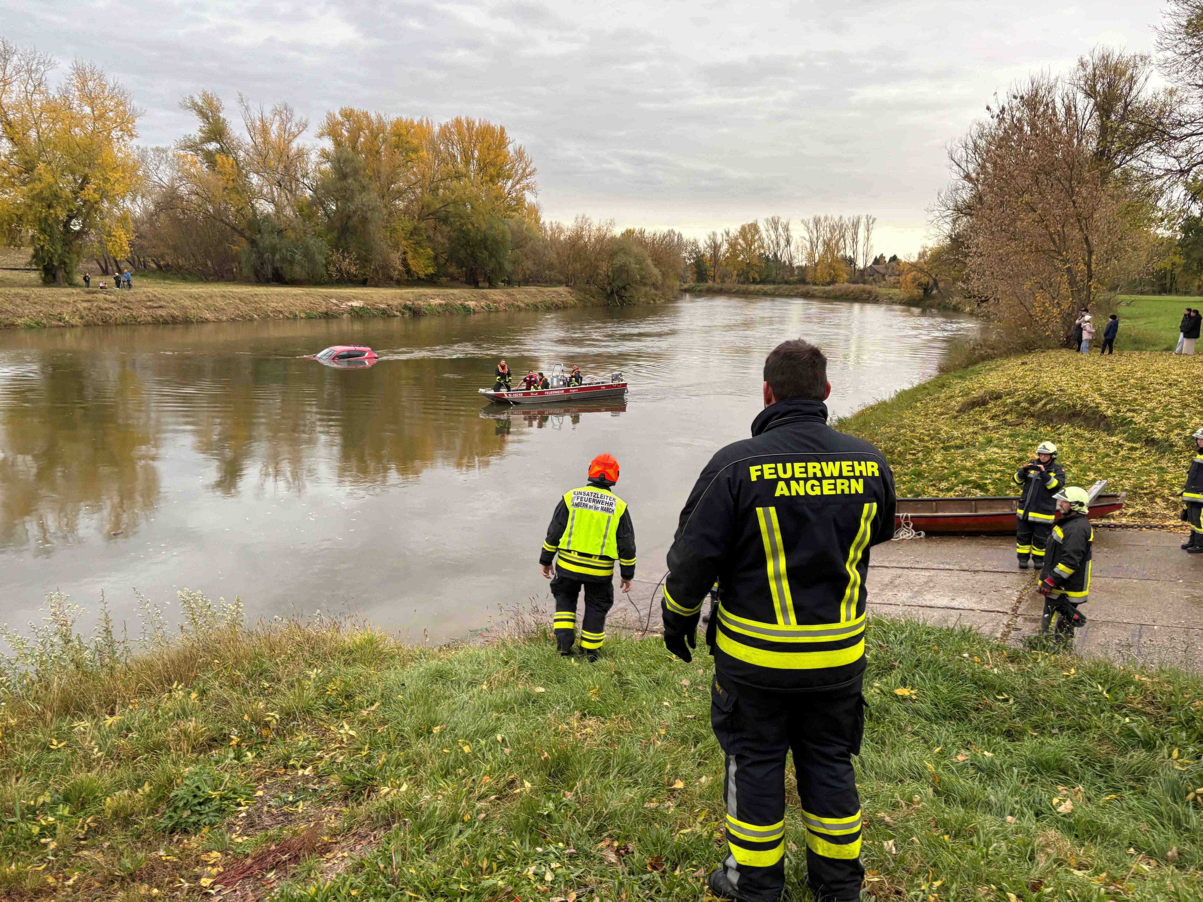 Spektakuläre Rettungsaktion: Frau stürzte mit Pkw von Fähre in Fluss