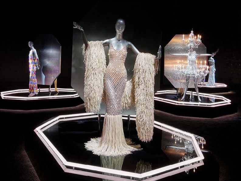 Unzählige Kostüme aus der Pop- und Filmwelt sind in der Ausstellung "Master of Light" in L.A. zu sehen.