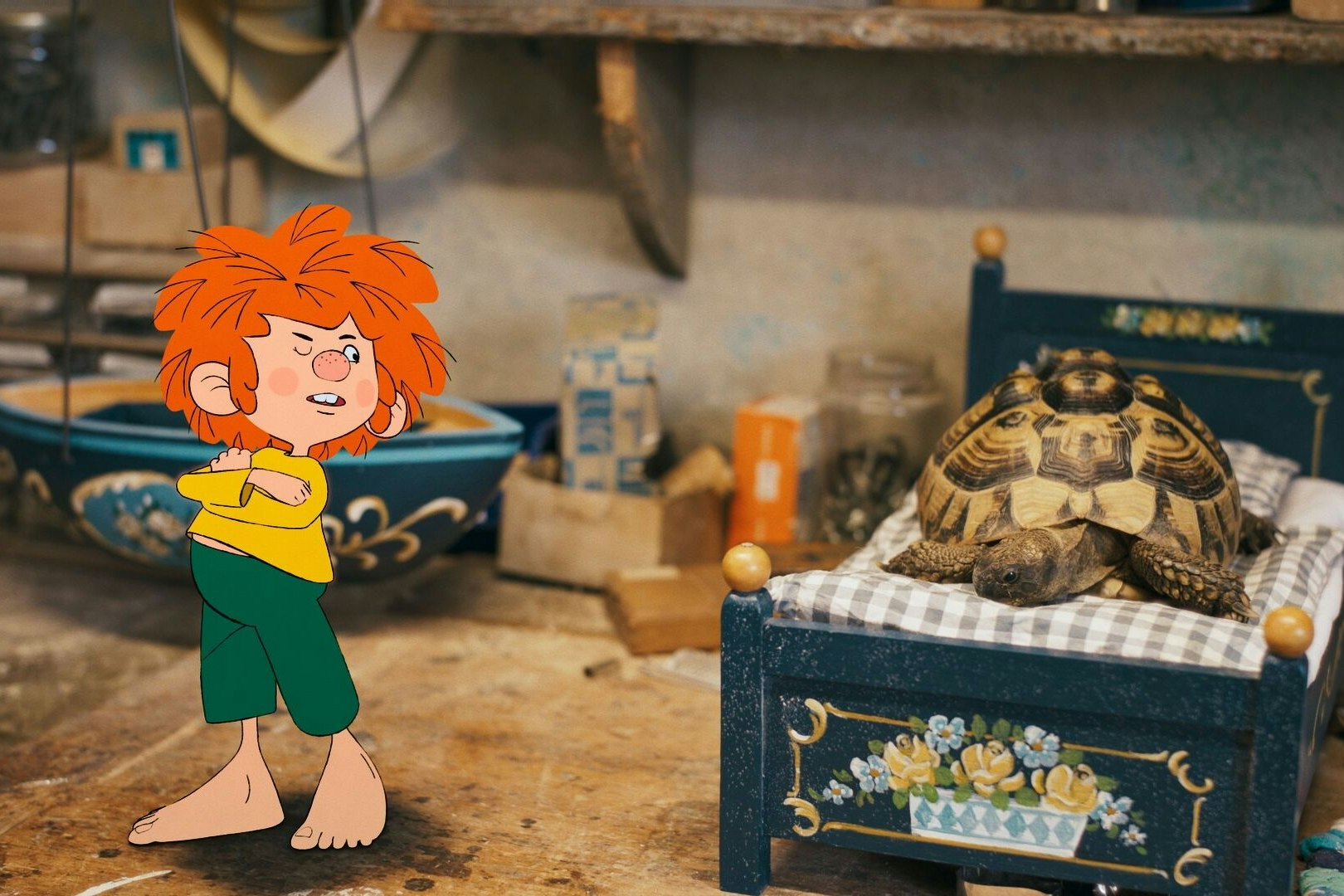 Die Schildkröte war ein Geschenk von Nachbar Burke und wird Pumuckls Spielgefährtin