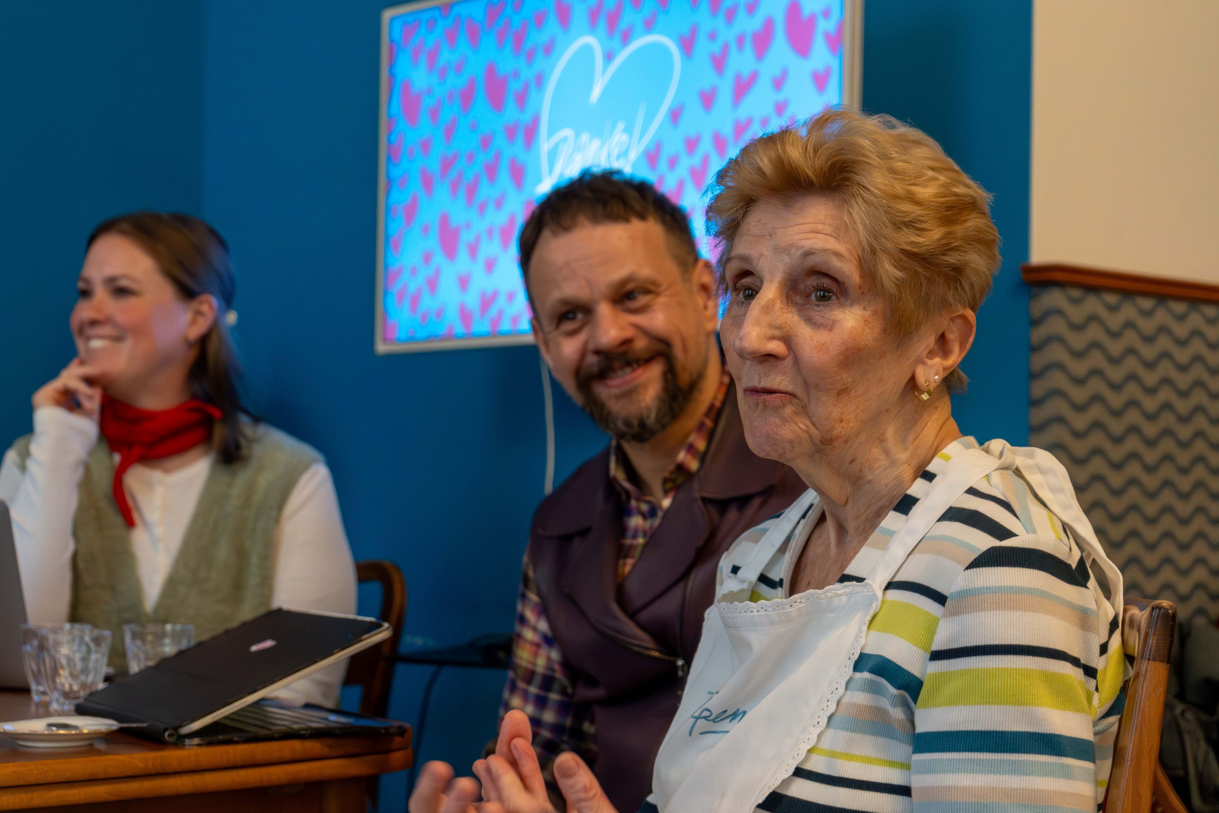 Frau Marianne (80) arbeite seit zehn Jahren in der Vollpension. Sie berichtet von Sorgen über geringe Pensionen und Einsamkeit im Alter.