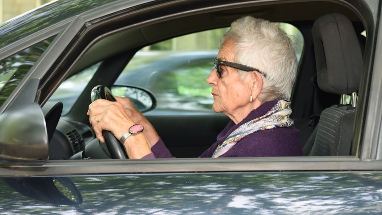 Verpflichtende Führerschein-Checks für Ältere? Führerschein weg ab 75? Eine Studie analysierte die Daten von 230.000 Autounfällen. Ergebnis: