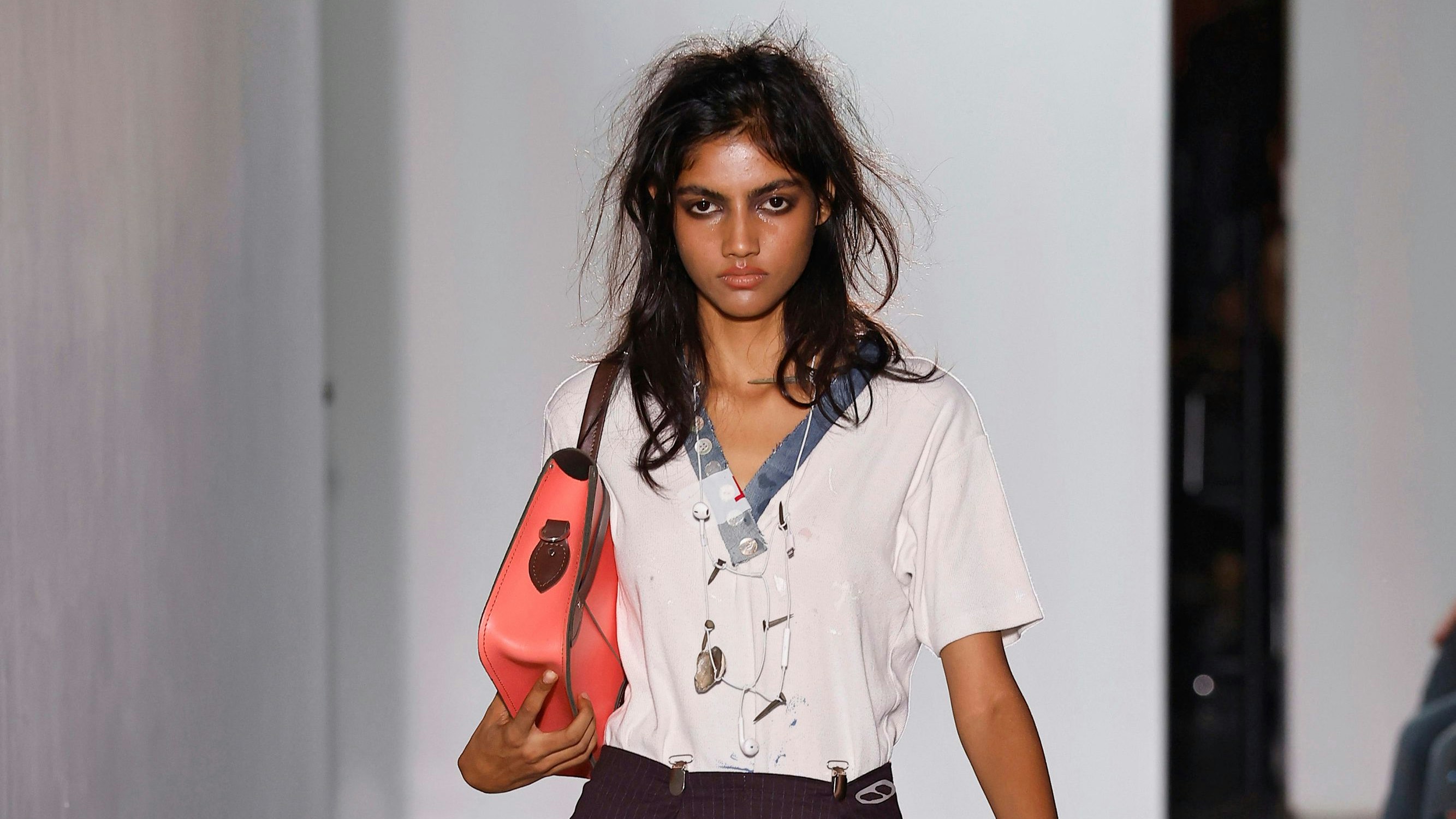 Londoner Label Fashion East ließ auf der diesjährigen Fashion Week die Kabelohrhörer nicht im Stich.