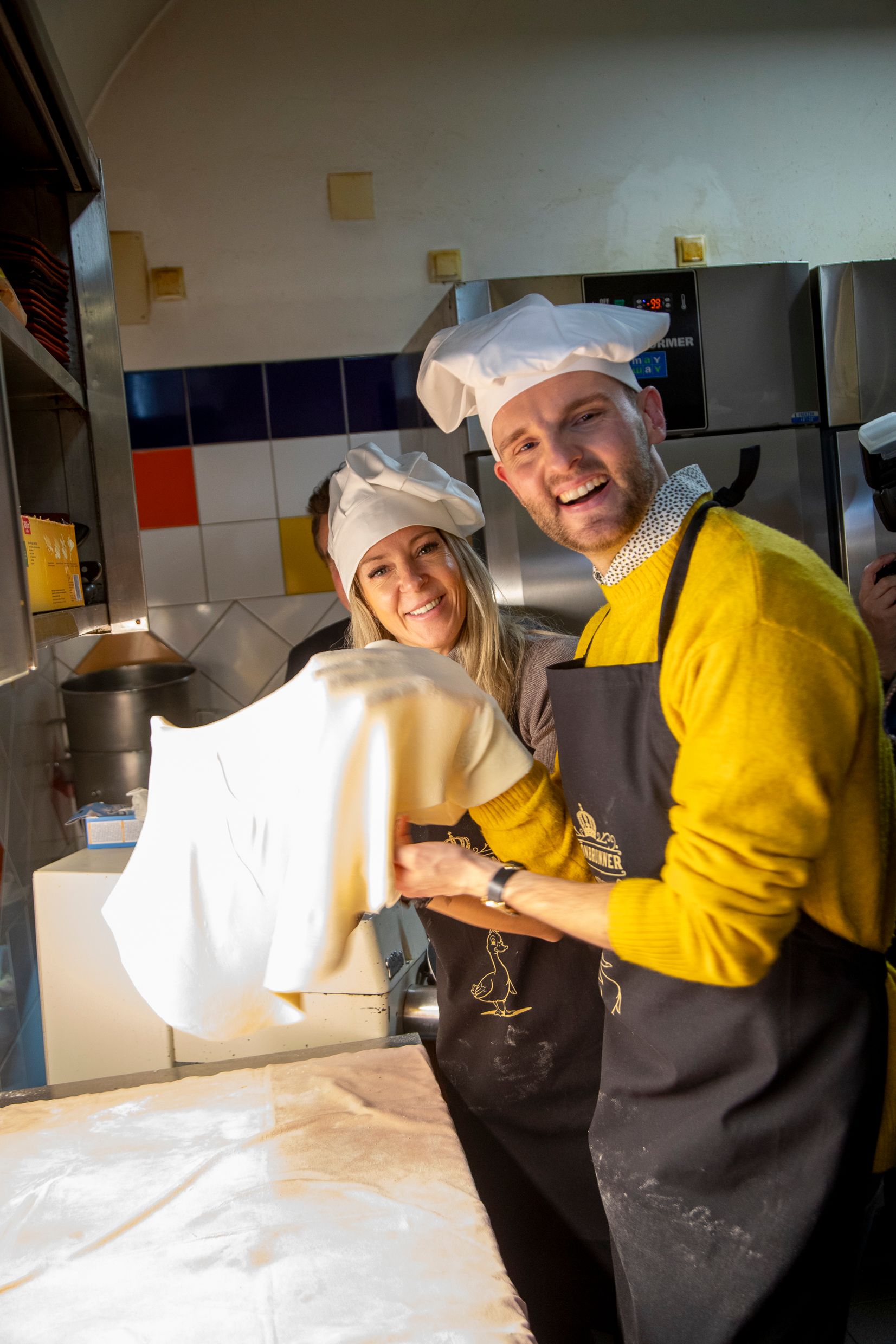 Simone Lugner und Herby Stanonik packten beim Gansl mit an. 