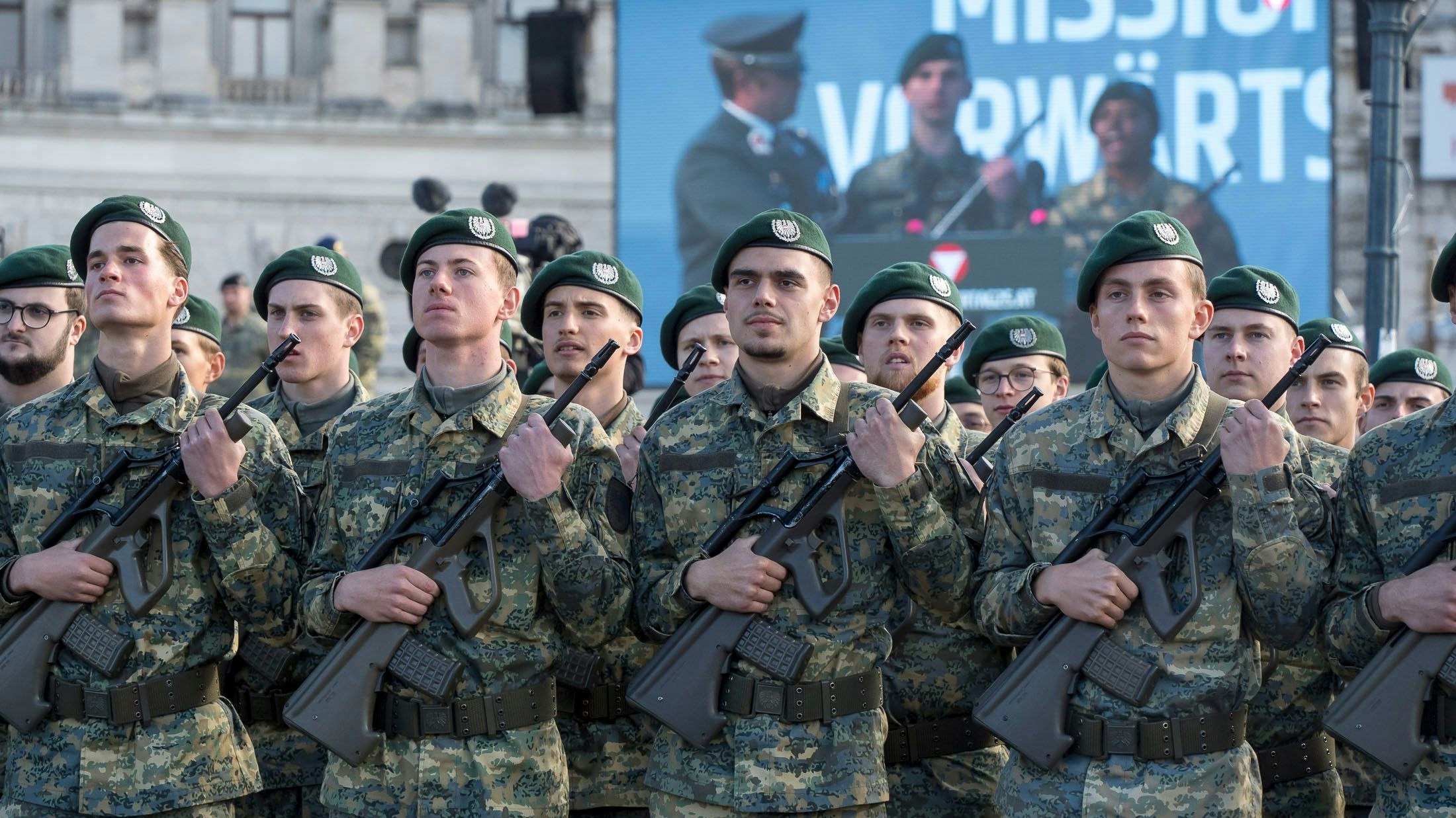 Heute.at - Staat nimmt Österreicher 4 Monate länger in die Pflicht