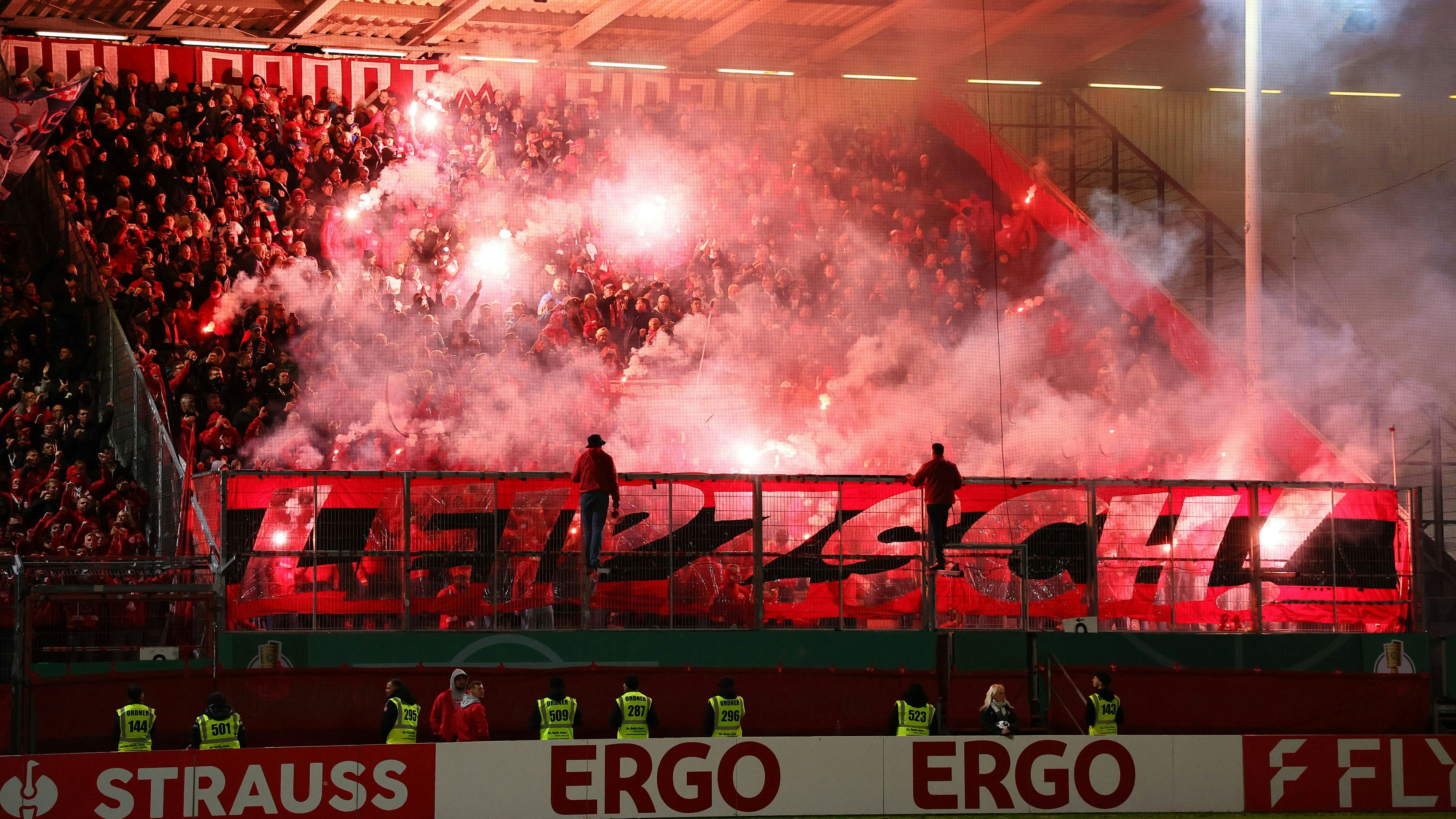Heute.at - Fan bricht vor Stadion zusammen und verstirbt darauf
