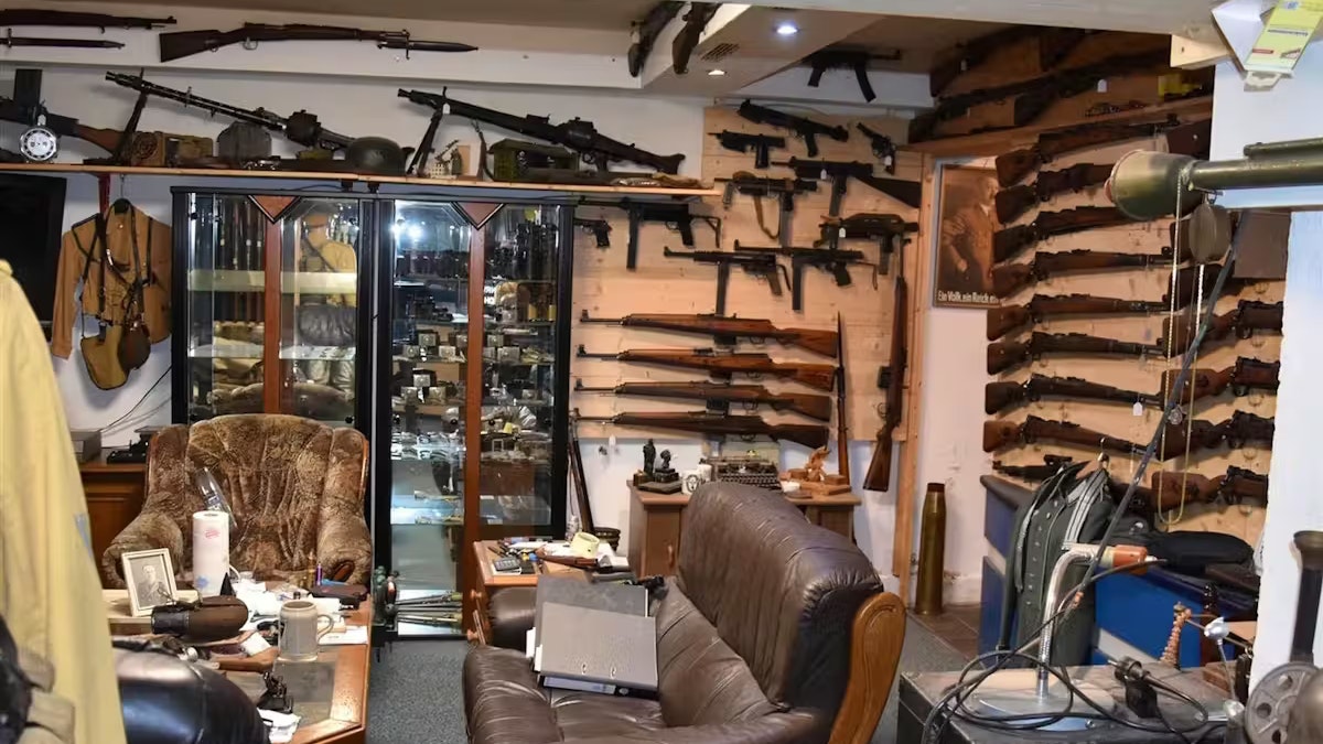 Heute.at - Undercover-Einsatz! Riesiges Waffenarsenal entdeckt