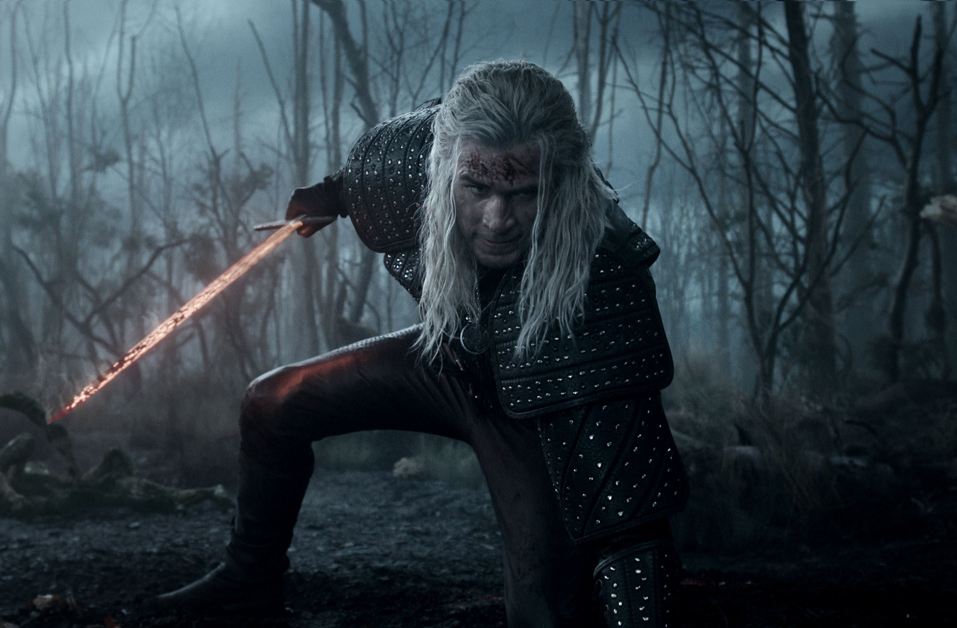 Liam Hemsworth als der Hexer Geralt von Riva.