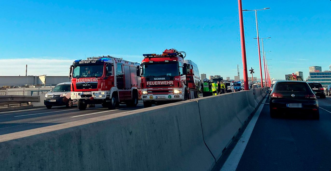 Nach einem Unfall kommt es zu einem enormen Stau auf der A23 in Richtung Kagran. 