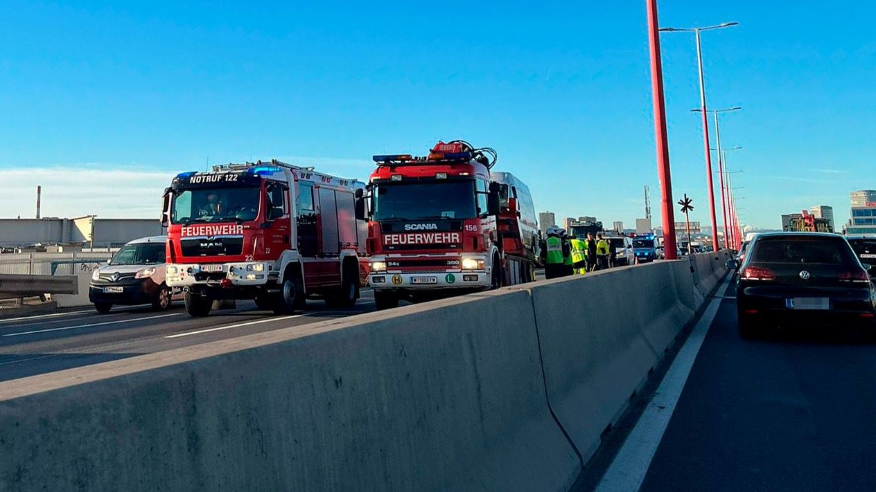 Heute.at - Mega-Stau! Nach Unfall geht auf Tangente nichts mehr