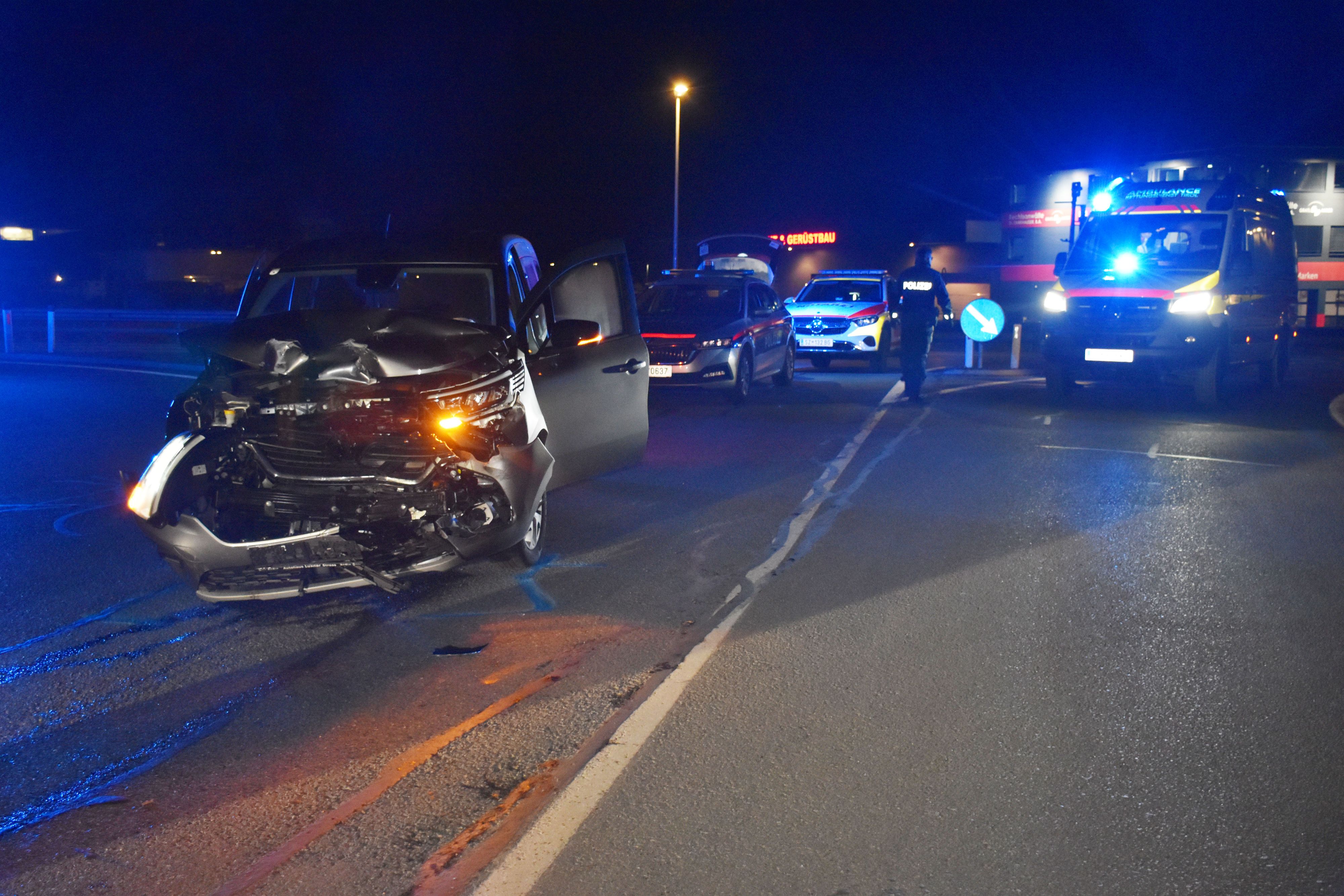 Die Einsatzkräfte waren rasch vor Ort und kümmerten sich um den verletzten Autofahrer.