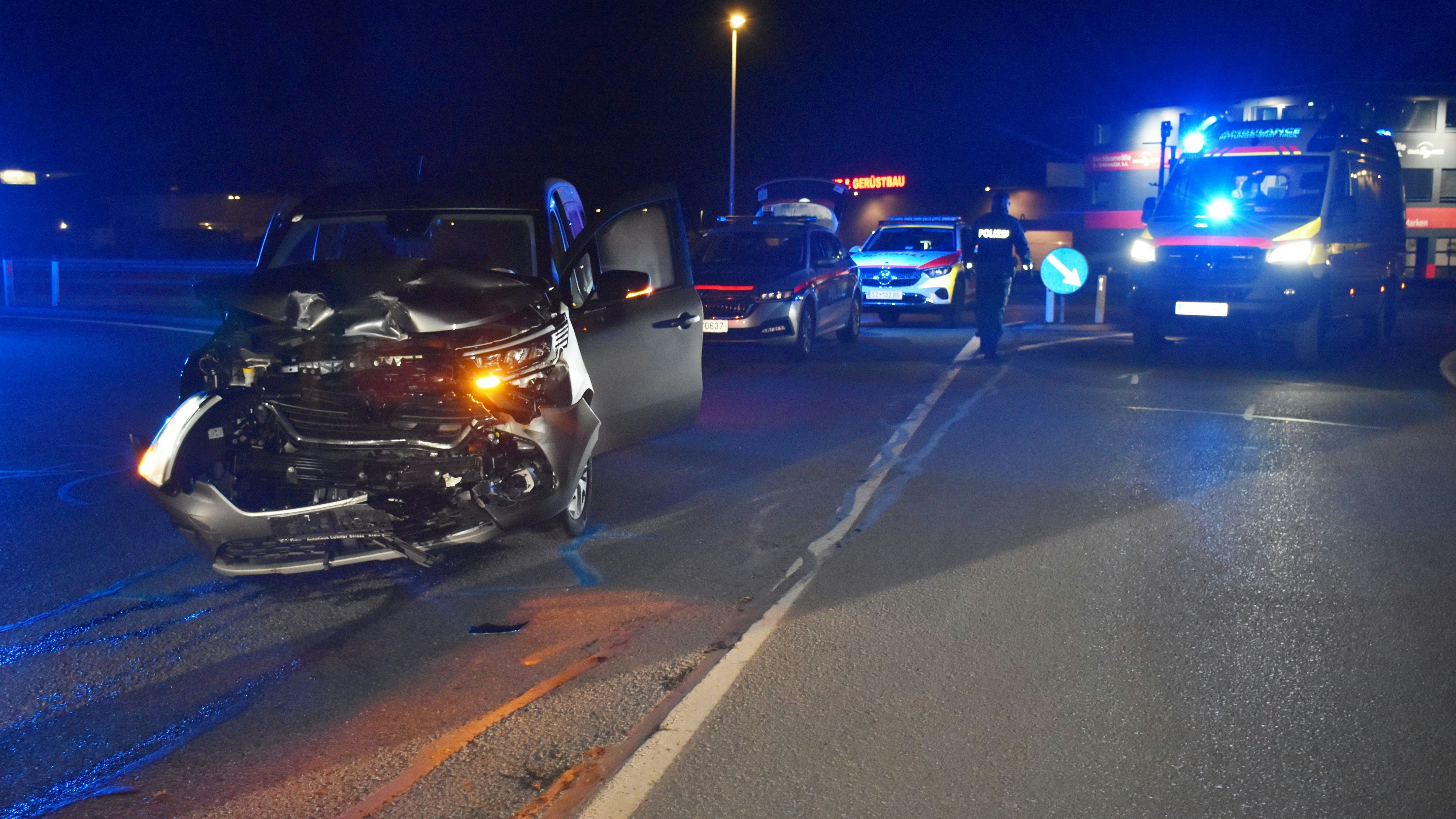 Heute.at - Tier ausgewichen! Klein-Lkw kracht frontal in Auto