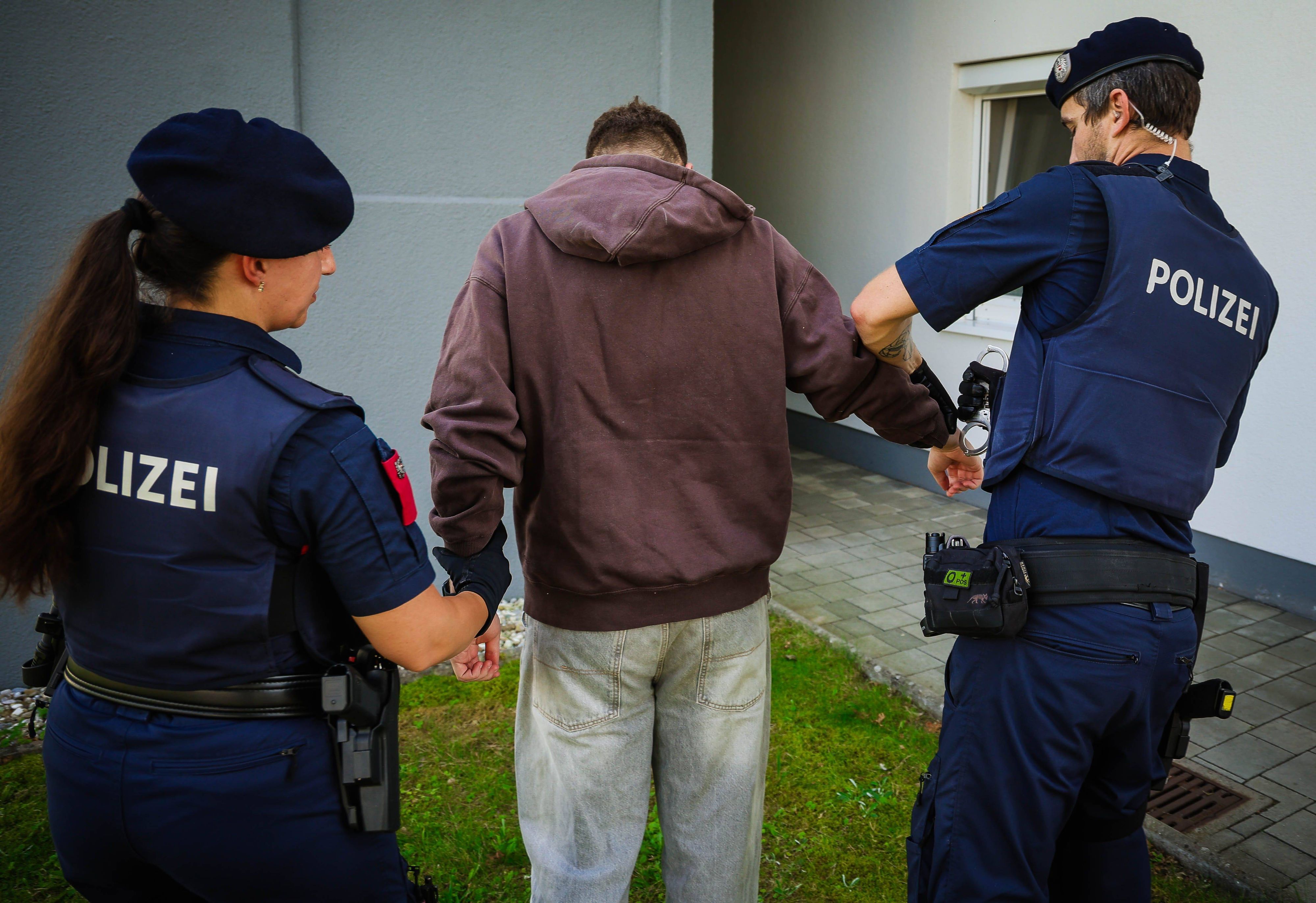 Für die Verdächtigen klickten die Handschellen. Symbolbild.