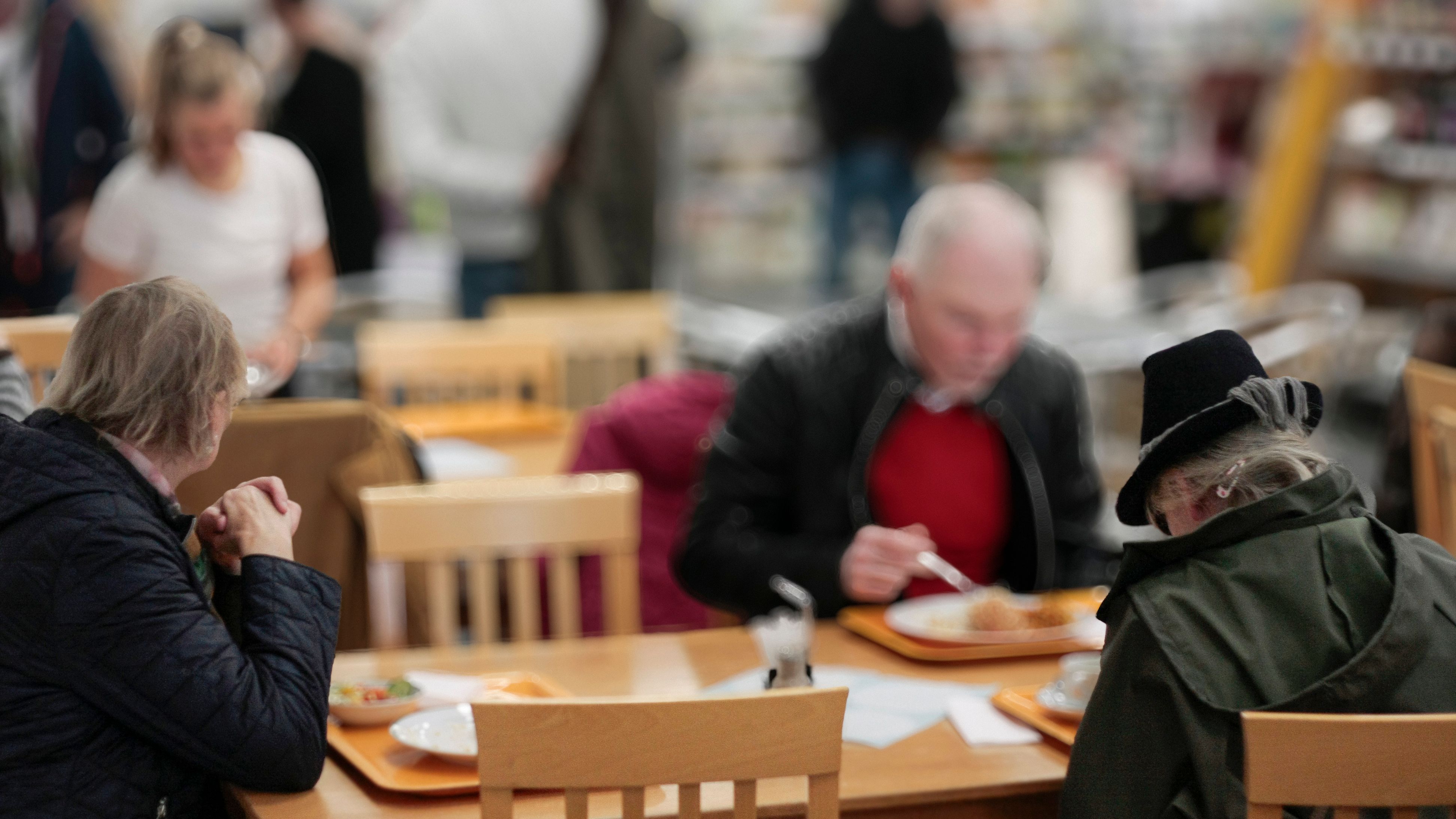Viele Stammgäste des EVI-Naturkostmarktes sind ältere Menschen. Sie schätzen das Mittagsangebot.