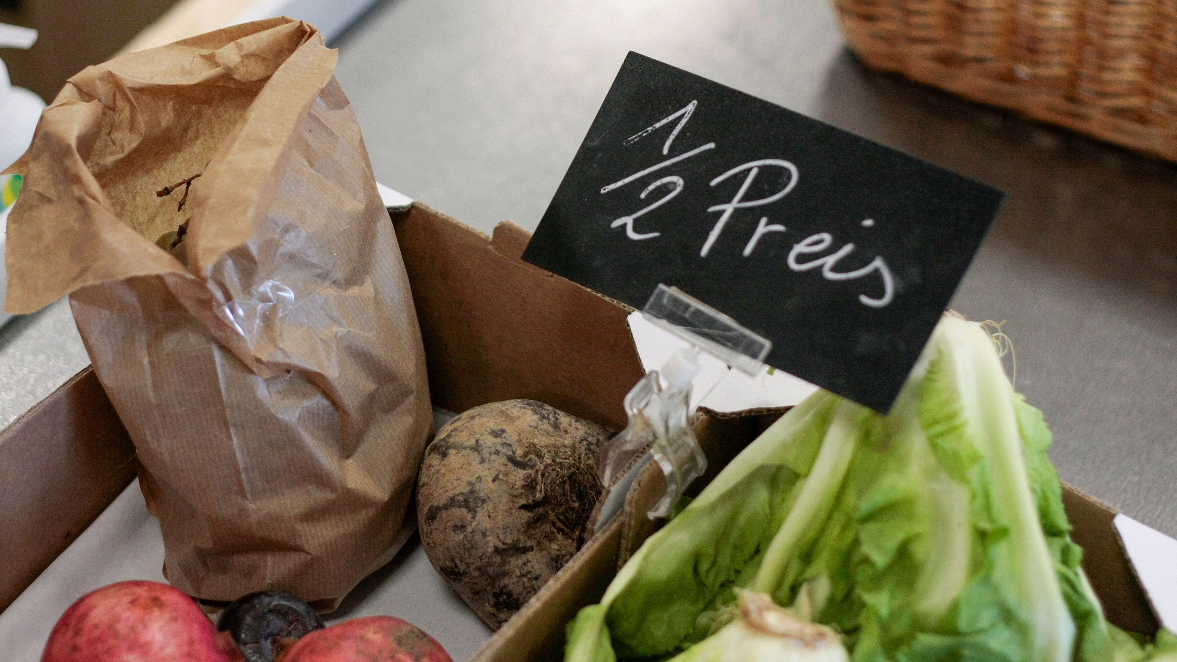Im EVI-Naturkostmarkt wird Bio-Gemüse zum halben Preis verkauft, bevor es schlecht wird.