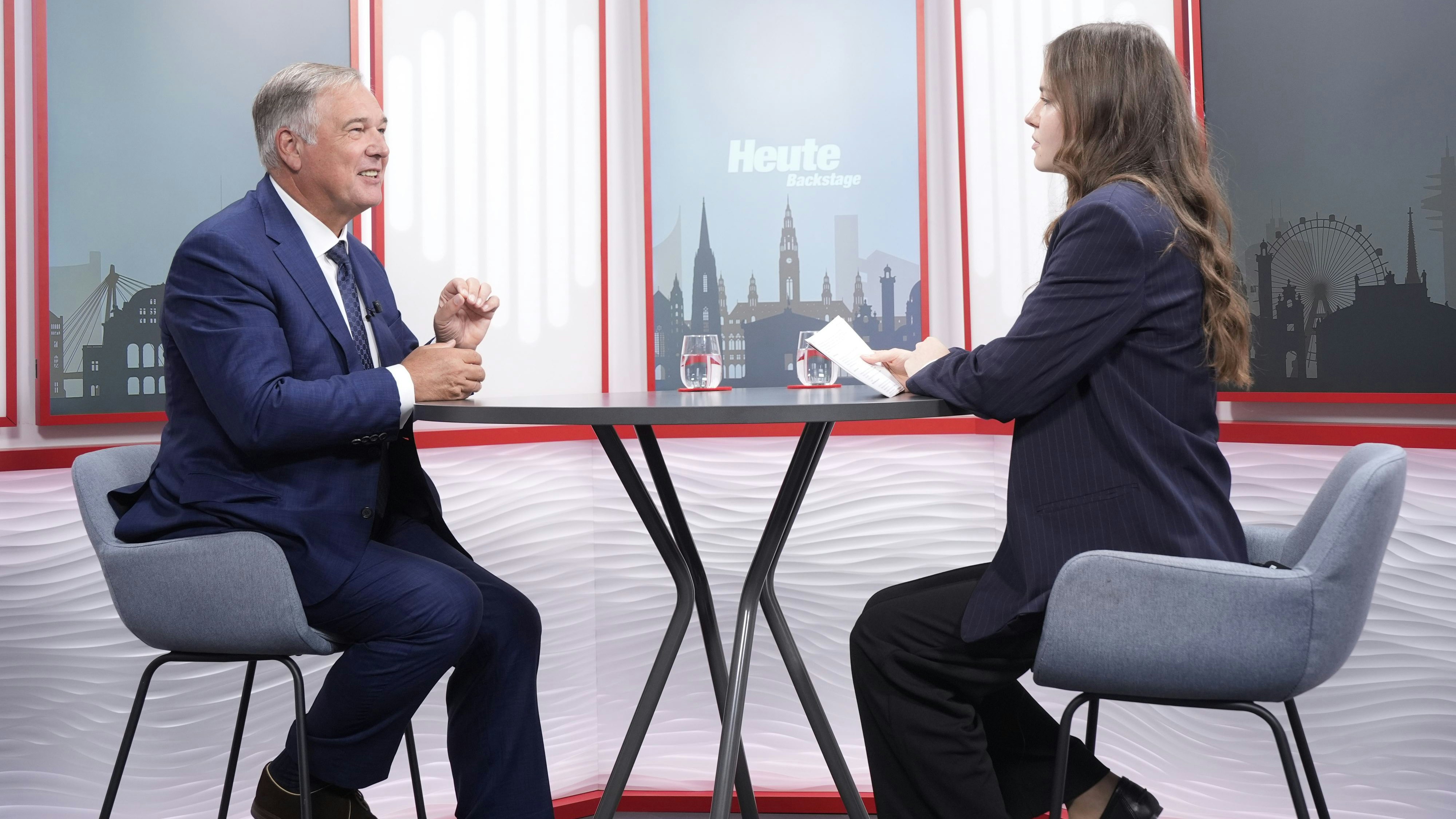 WKW-Präsident Walter Ruck im Interview mit <em>"Heute"</em>-Redakteurin Hannah Maier.