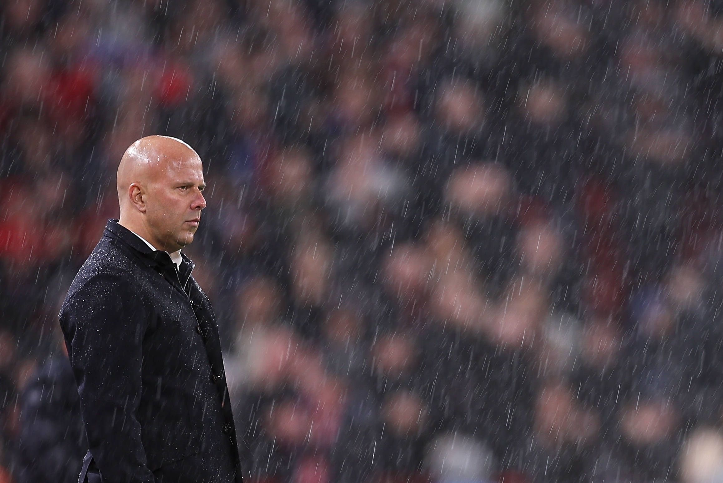Arne Slot steht zurzeit im Regen.