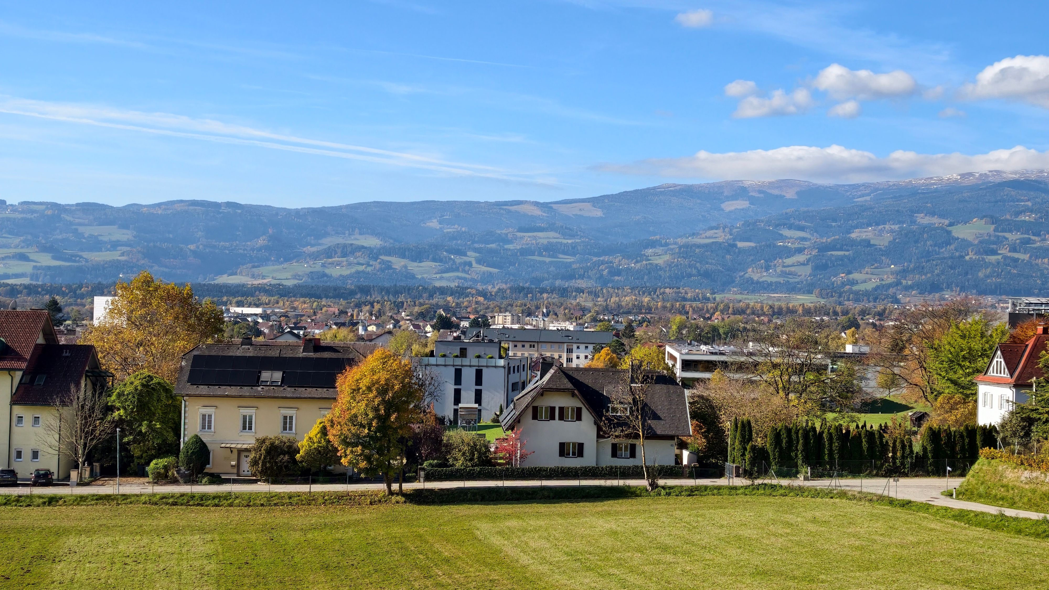 An Bord ist direkt in der Kamera auch KI, und nicht erst bei der Nachbearbeitung. Die macht etwa aus diesem Bild mit 2 x Zoom ...