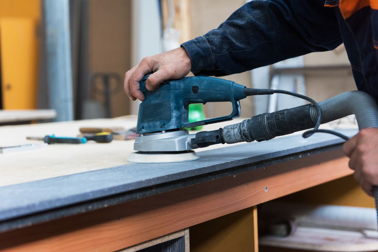 Der Betrieb aus dem Hausruckviertel stellt Tischplatten und Fensterbänke her. (Symbolbild)