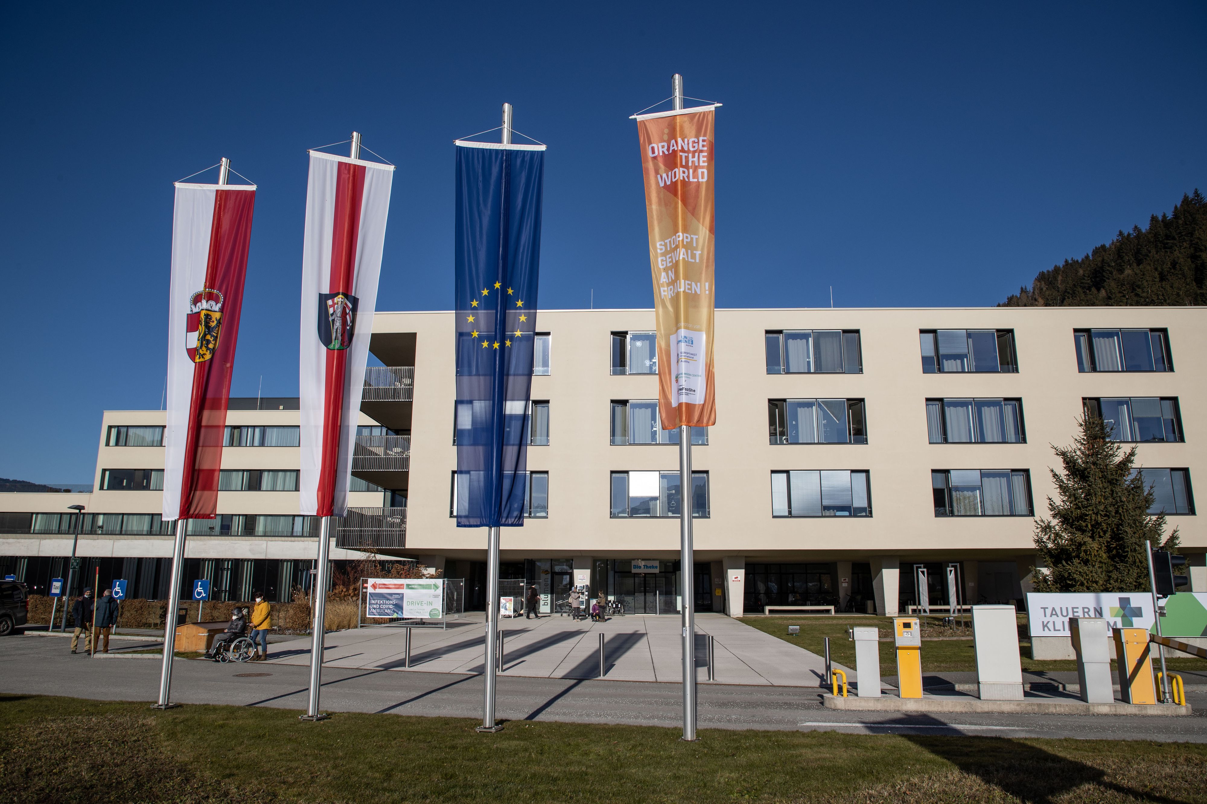 Der Mann starb am Parkplatz des Tauernklinikums. 