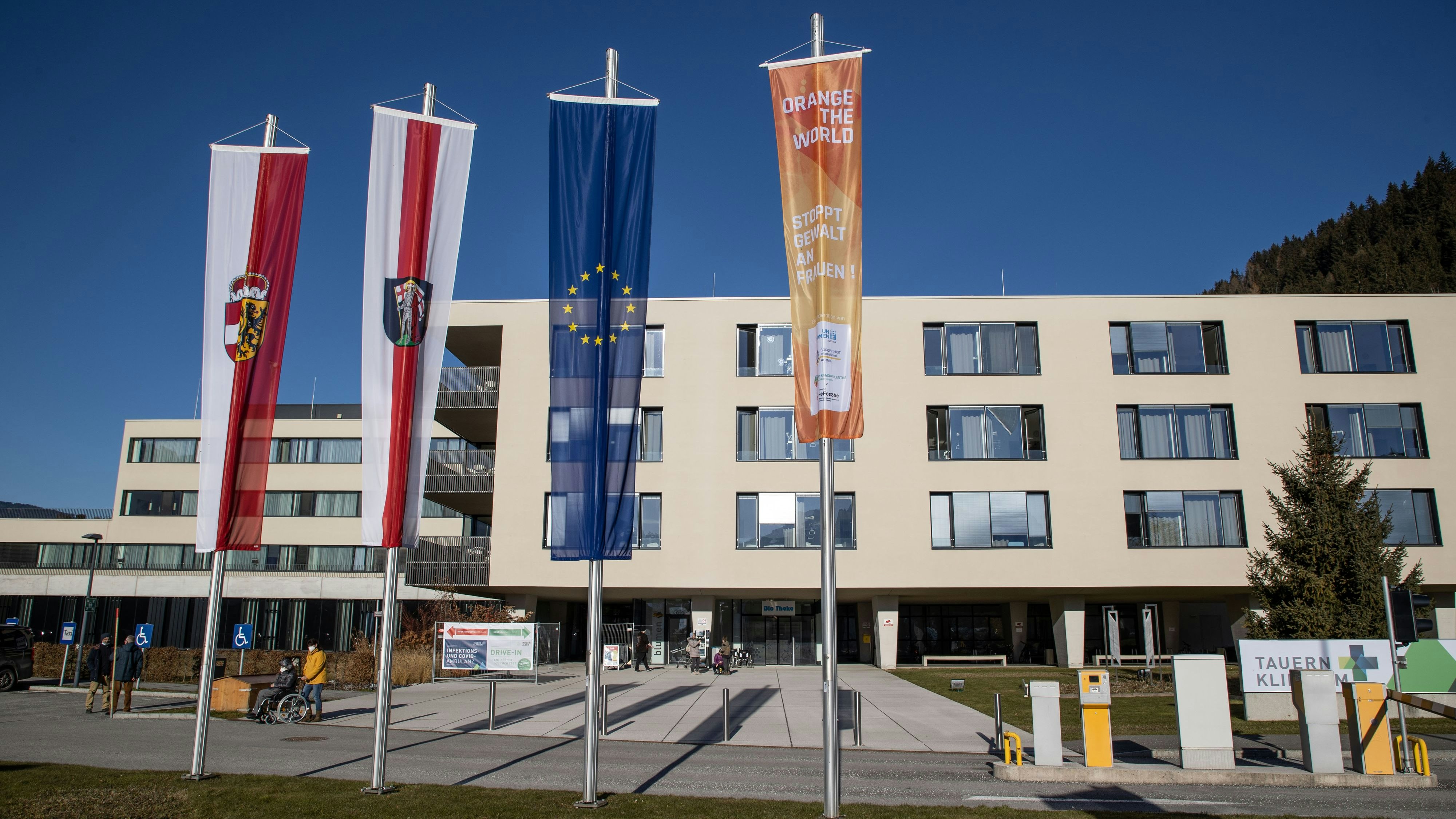 Heute.at - Niemand kam – Patient stirbt auf Krankenhaus-Parkplatz