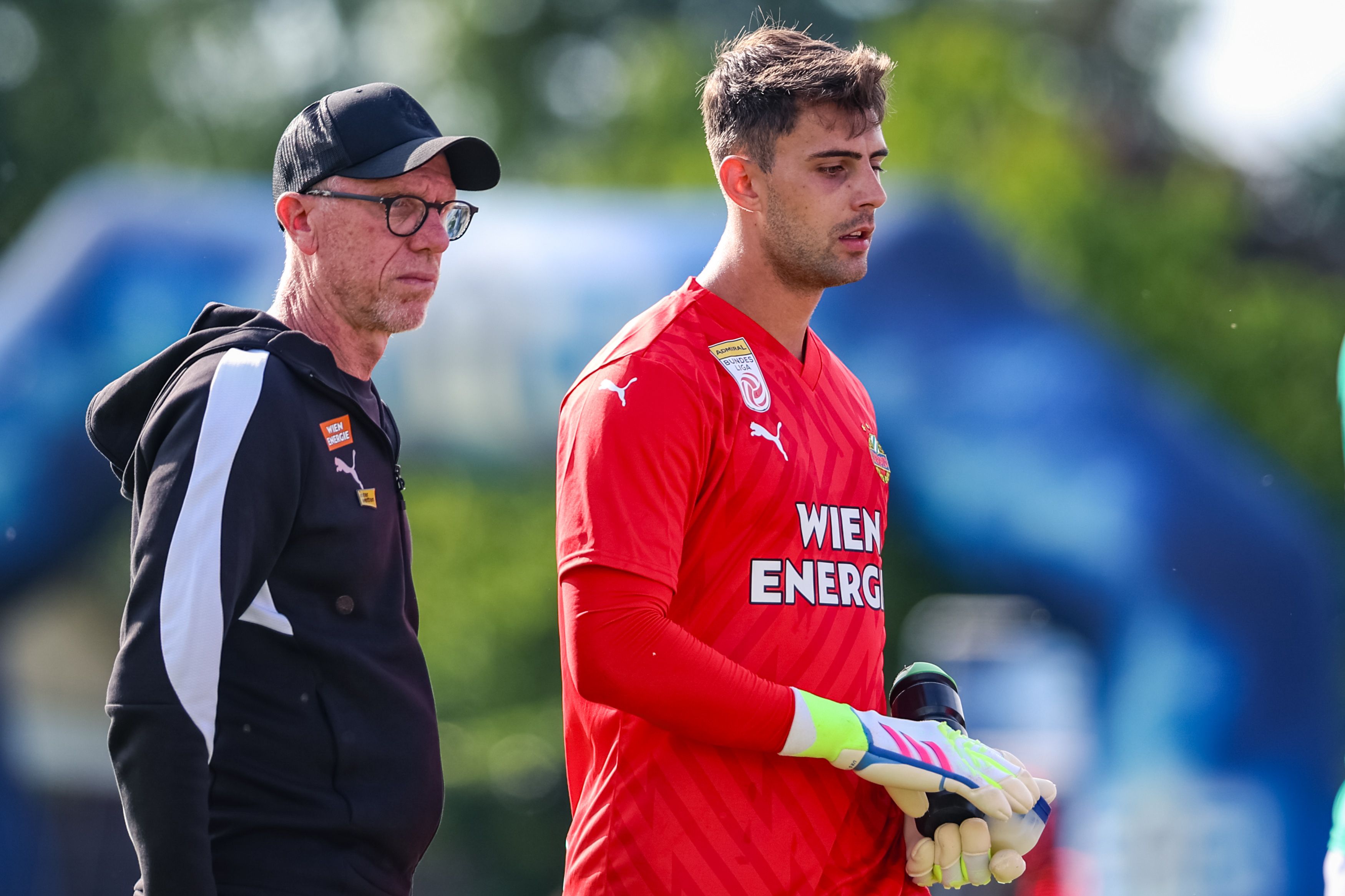 Rapid-Coach Peter Stöger und Niklas Hedl.