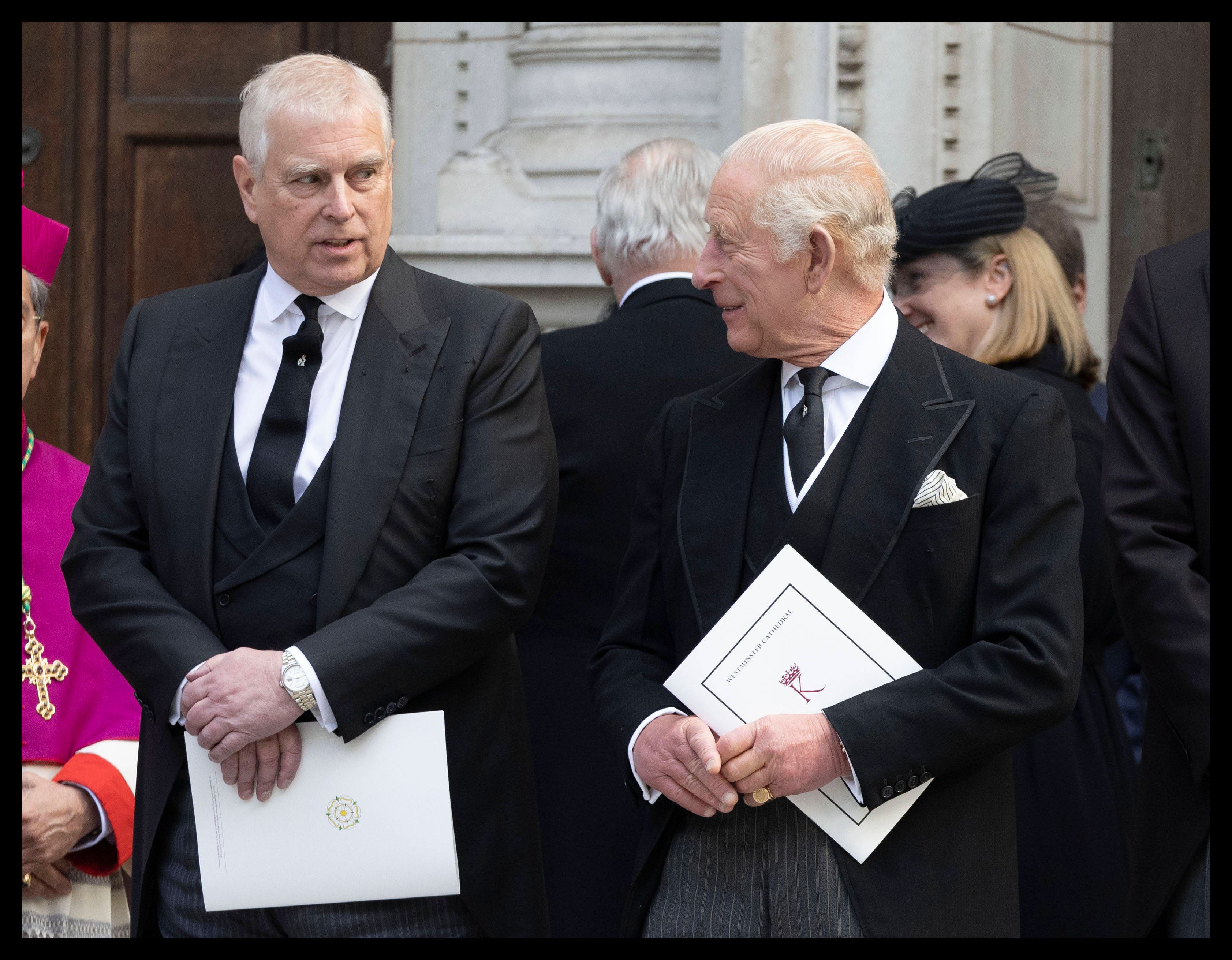 Prinz Andrew verliert nach Angaben des Buckingham-Palastes seinen Titel und muss die Royal Lodge verlassen.