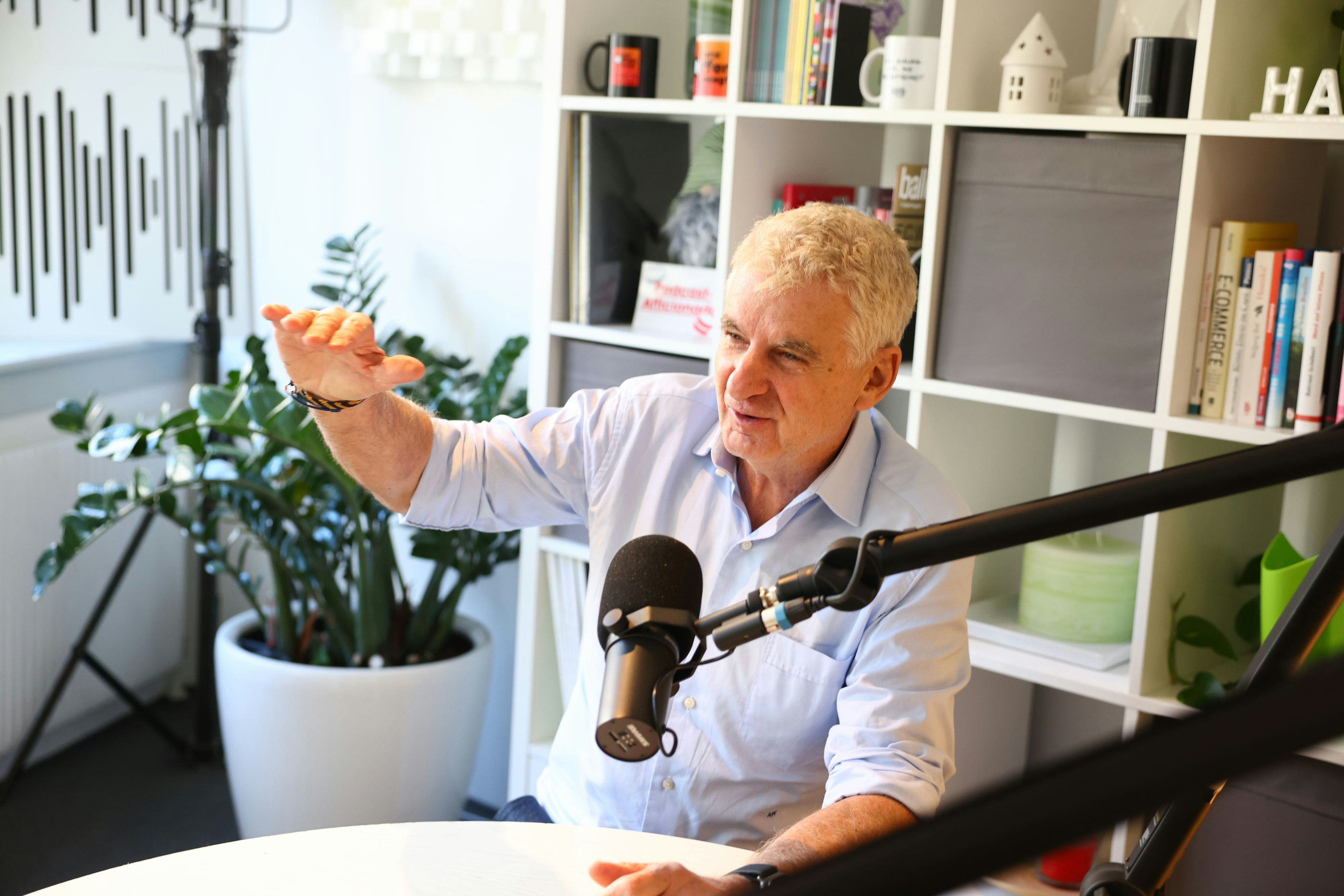 Schönheitschirurg Artur Worseg beim Newsflix-Podcast-Interview