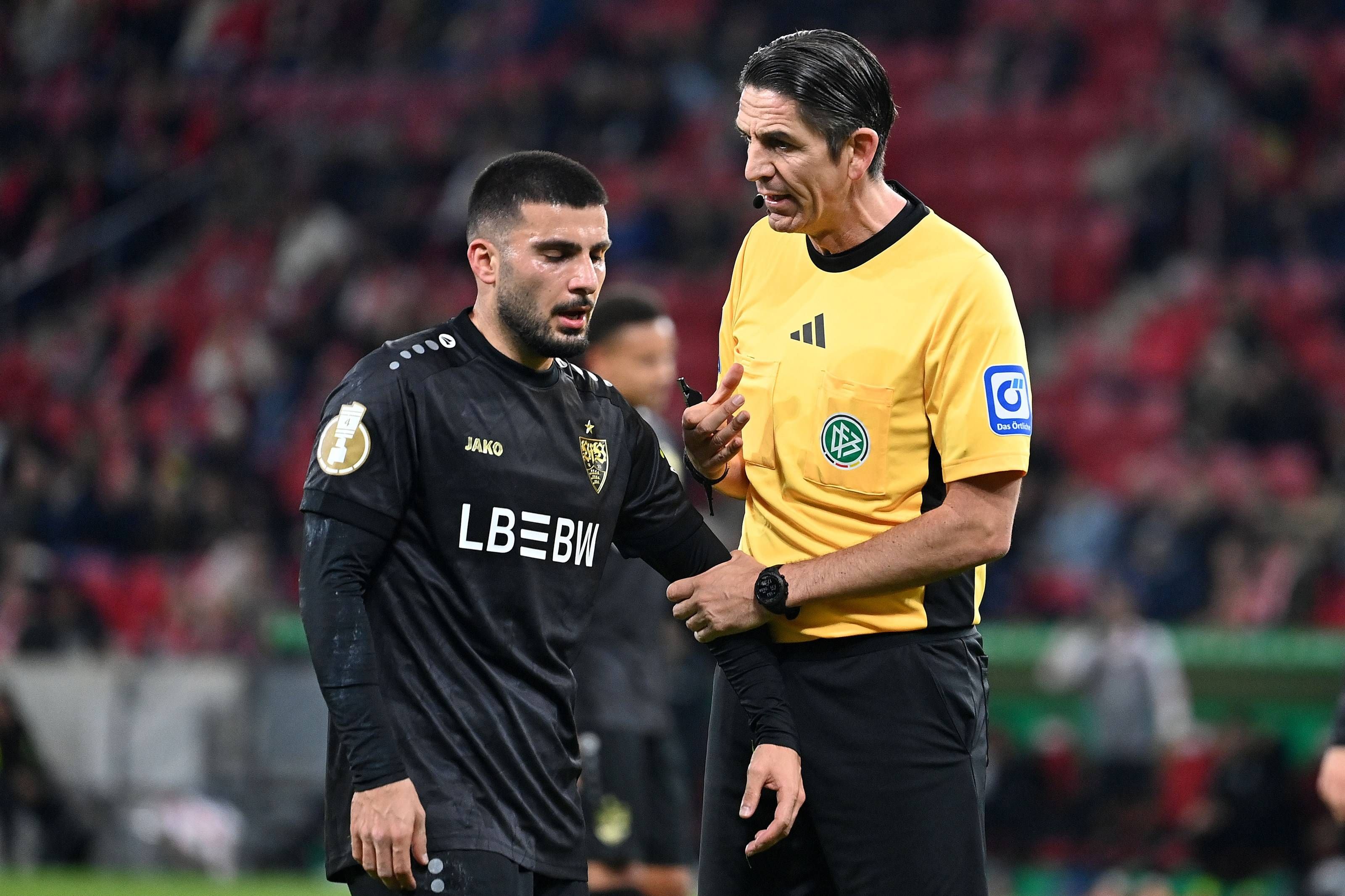 Deniz Undav war mit der Leistung von Schiedsrichter Deniz Aytekin sichtlich unzufrieden.