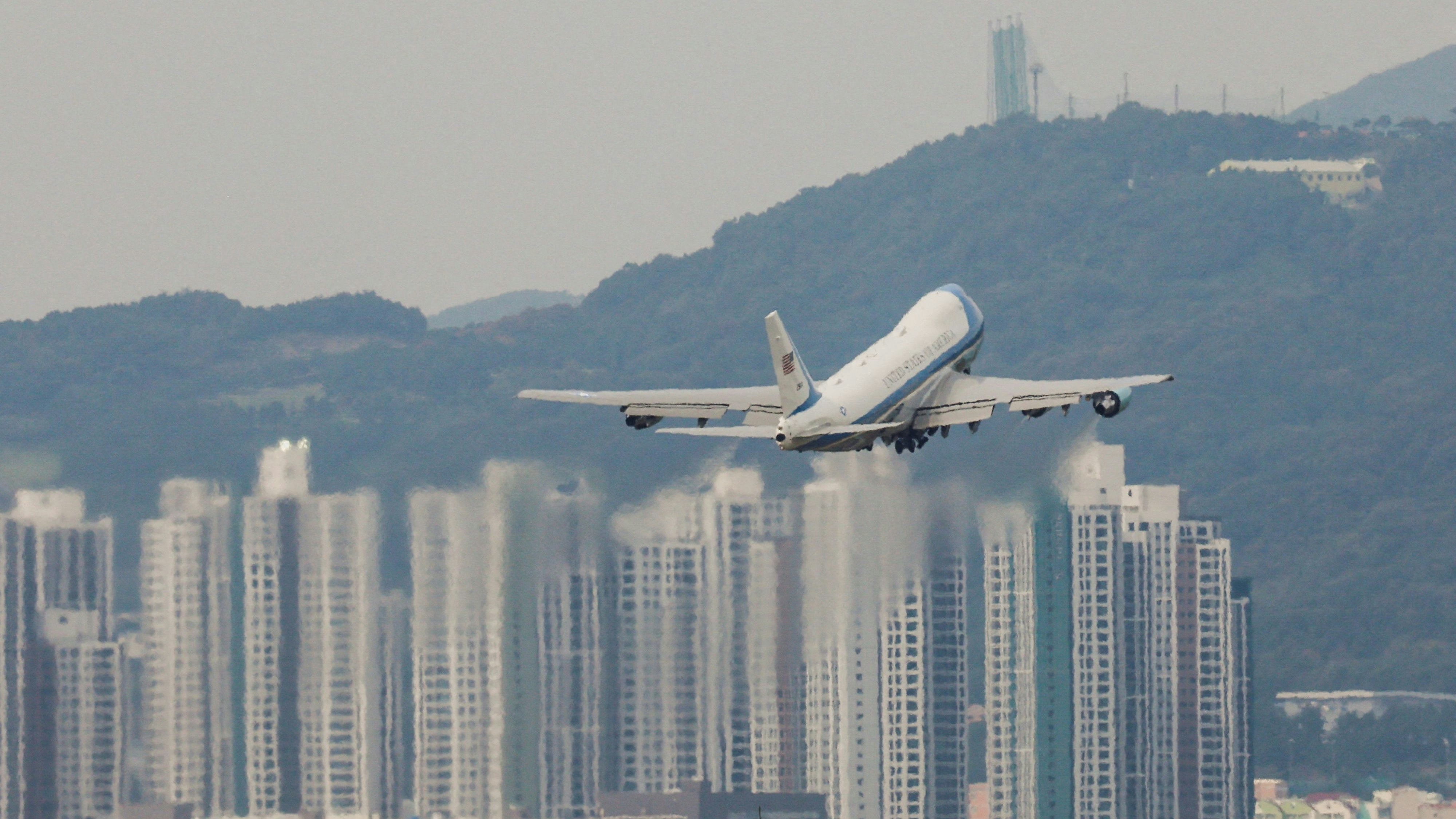 Nach dem letzten Termin in Asien flog Donald Trump heim in die USA