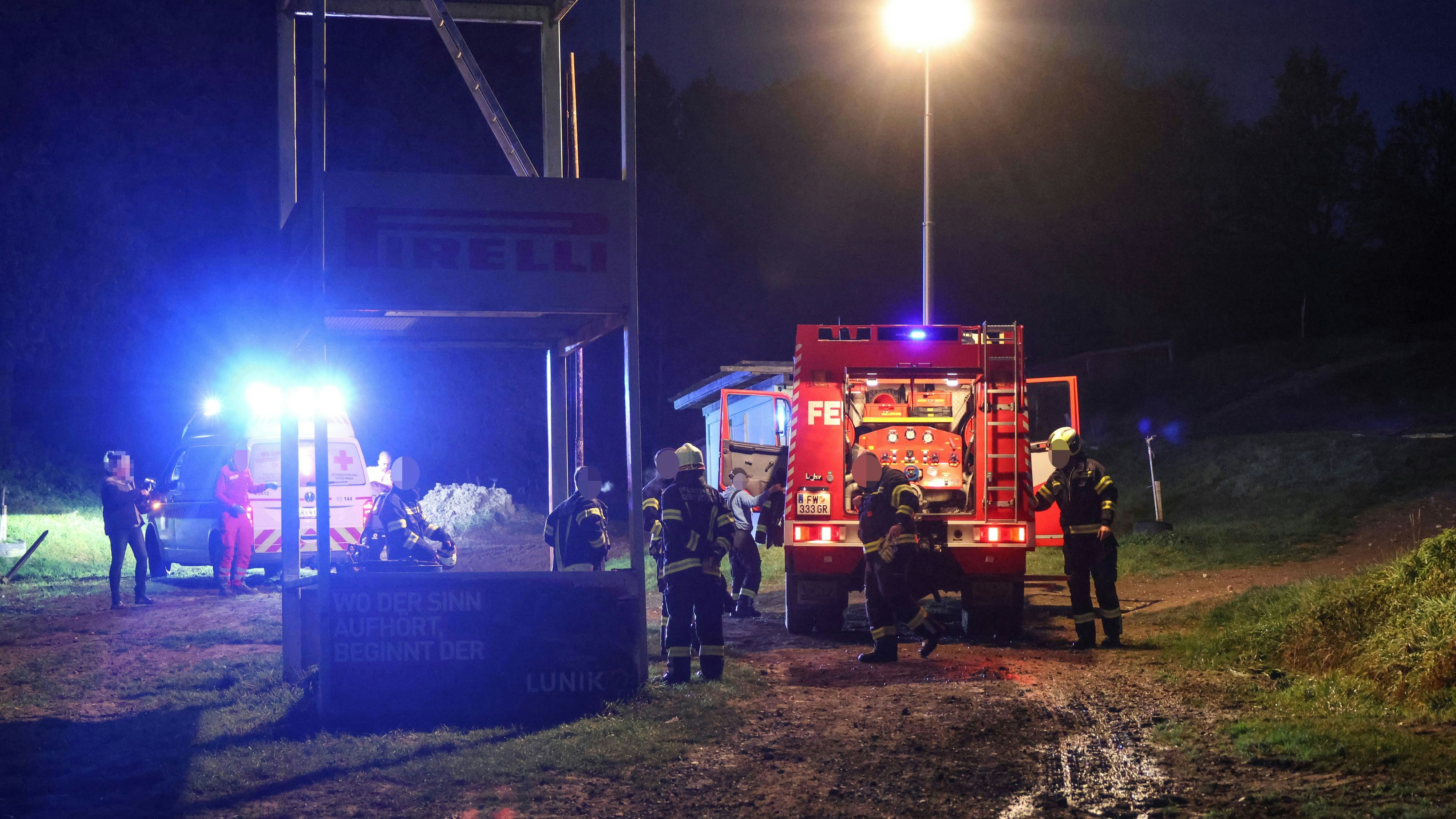 Heute.at - Heftiger Sturz – Feuerwehr muss Motorsportler retten