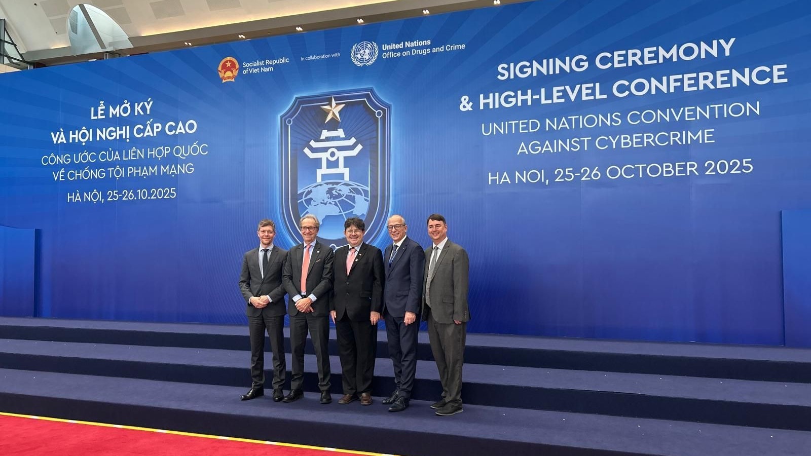 Österreichische Delegation bei der Unterzeichnungszeremonie für die UN Cybercrime Convention und der Unterzeichnung des Memorandum of Understanding (MoU) mit der National Cyber Security Association von Vietnam.