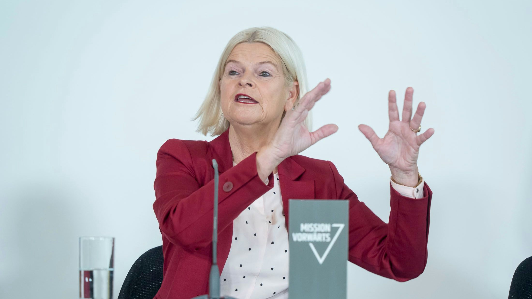 ... links gute Laune ...