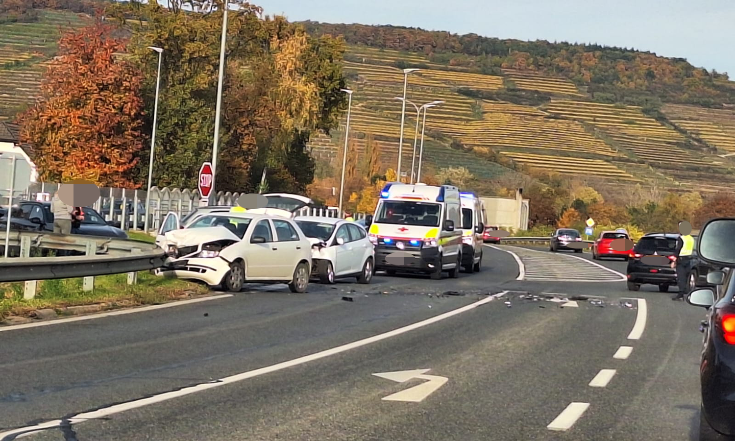 Heute.at - In Leitschiene gekracht – Mann in Langenlois verletzt