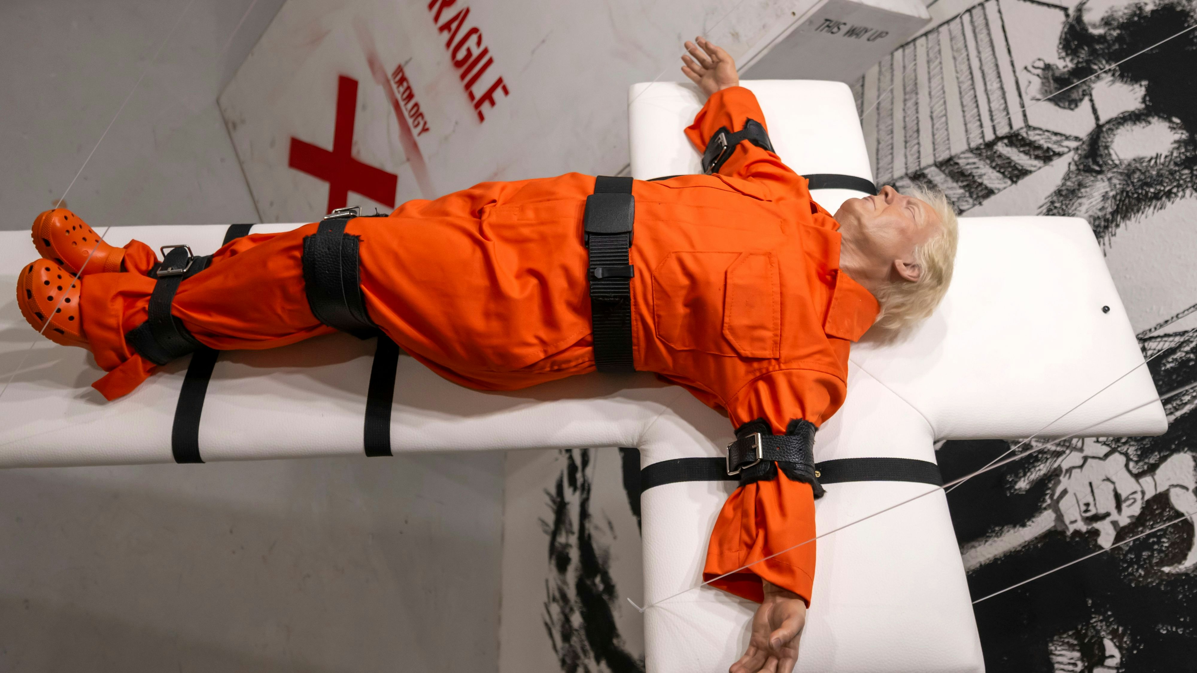 Heute.at - Schweizer stellen gekreuzigten Trump zur Schau