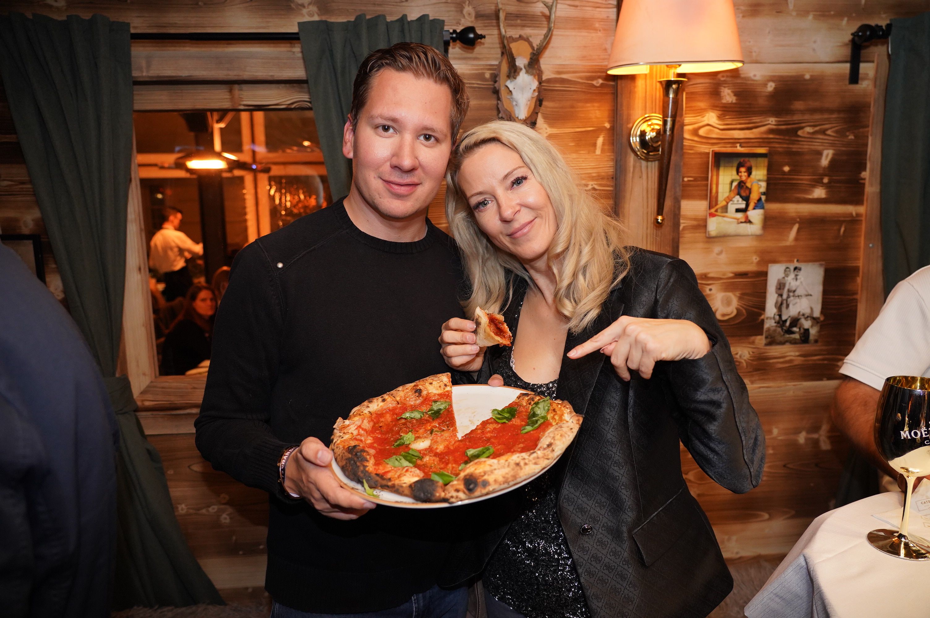 Simone Lugner mit Clemens Trischler, der auch Teil der Doku ist.