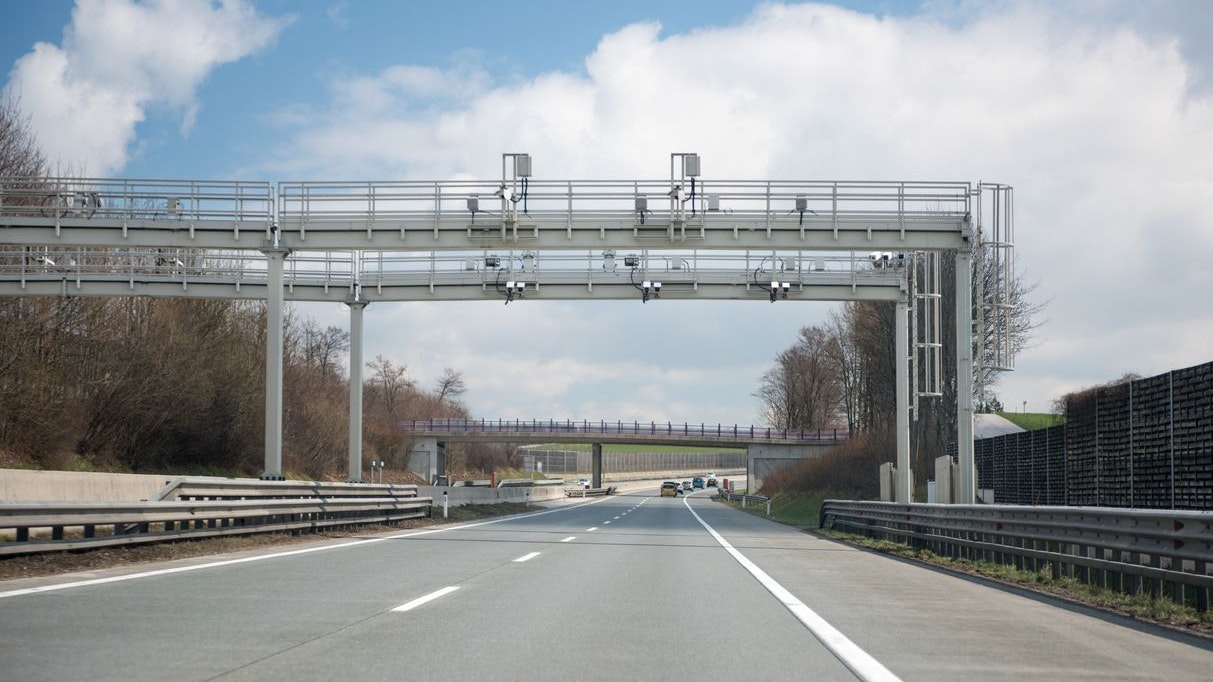Heute.at - Tragischer Unfall! Kran samt Arbeiter stürzt von Brücke