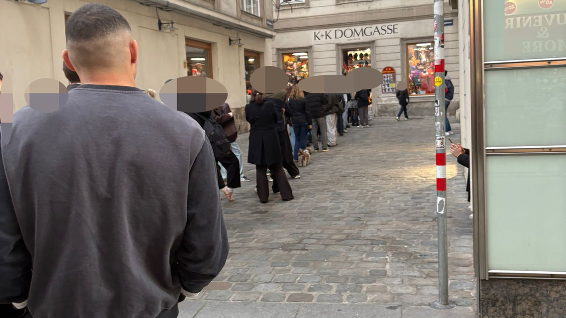 Heute.at - Lange Schlange – Wiener stürmen Shop vor Halloween