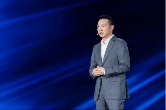 James Li, CEO von Honor, stellte gleich zwei KI-Neuerungen des Unternehmens vor.