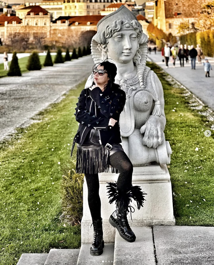 Opernstar Anna Netrebko zeigt ihren gruselig-modischen Look.