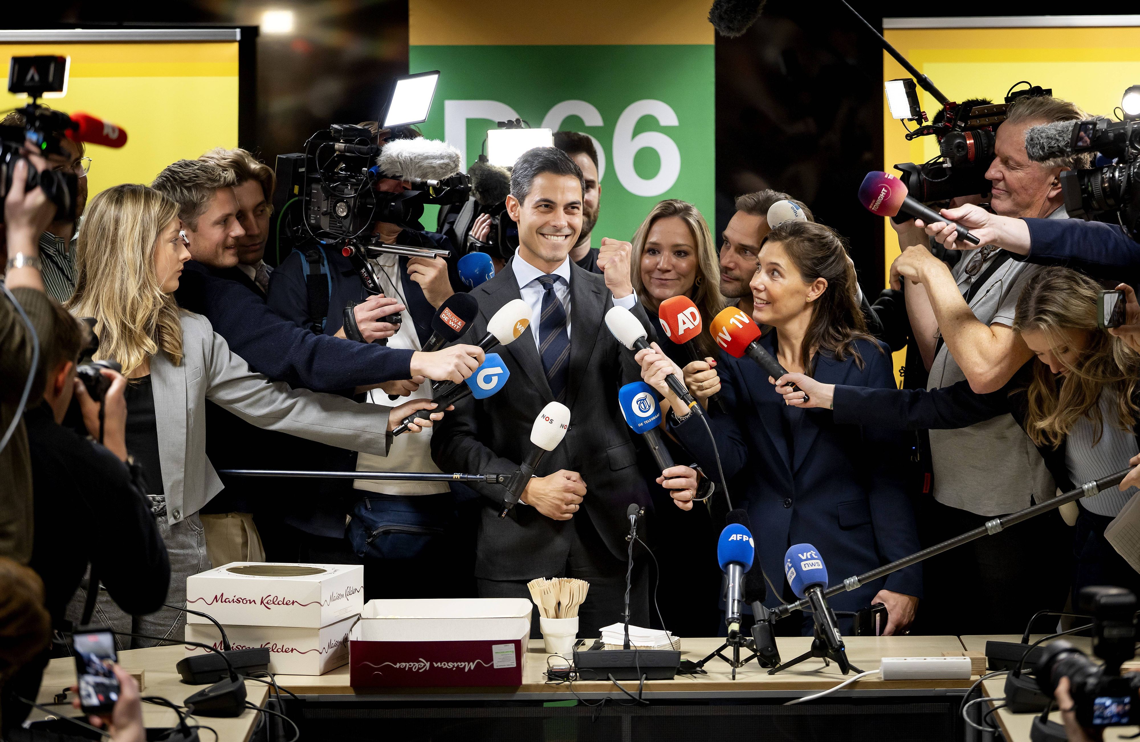 Democraten 66 (abgekürzt D66), eine sozialliberale, progressive Partei in den Niederlanden, hat die Parlamentswahl gewonnen. Parteiführer ist Rob Jetten (38).