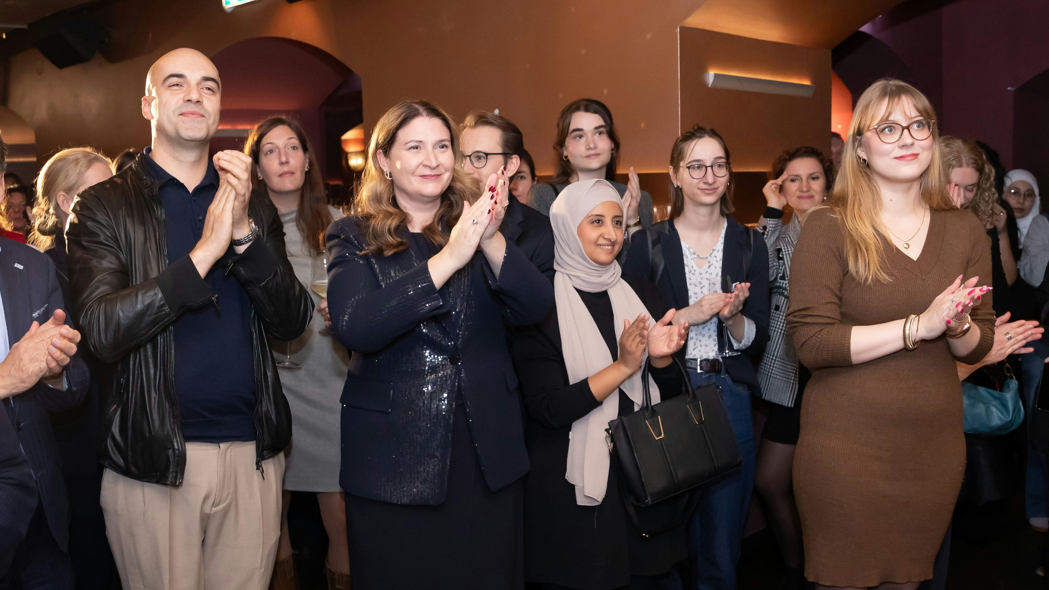 Heute.at - Wiens erste waff-Bachelor-Absolventinnen feiern Erfolg