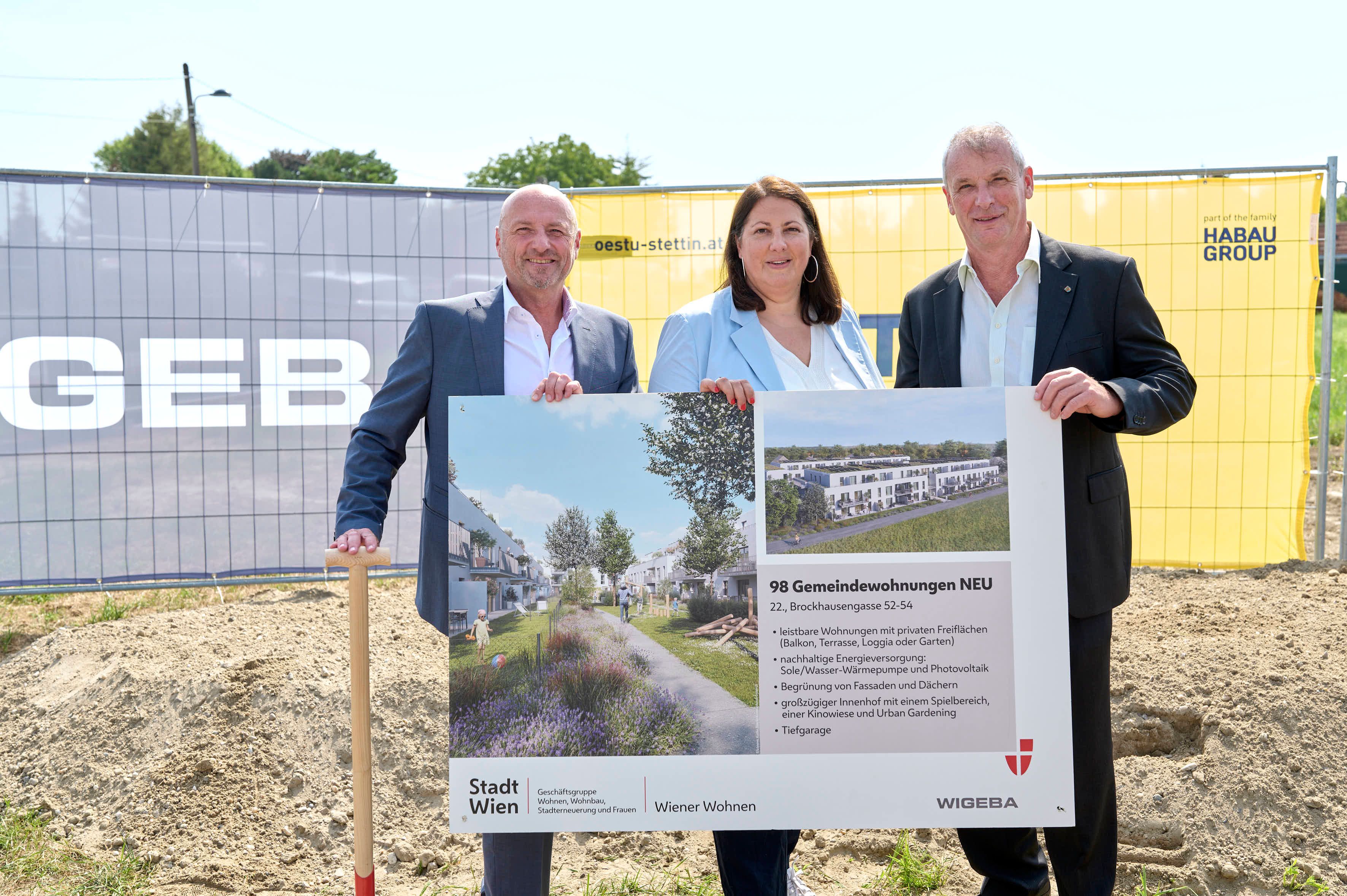 (v.l.n.r.) Paul Steurer (Wigeba), Kathrin Gaal (Vizebürgermeisterin und Wohnbaustadträtin), Karl Gasta (BV-Stv. Donaustadt) vor dem Gemeindebau.