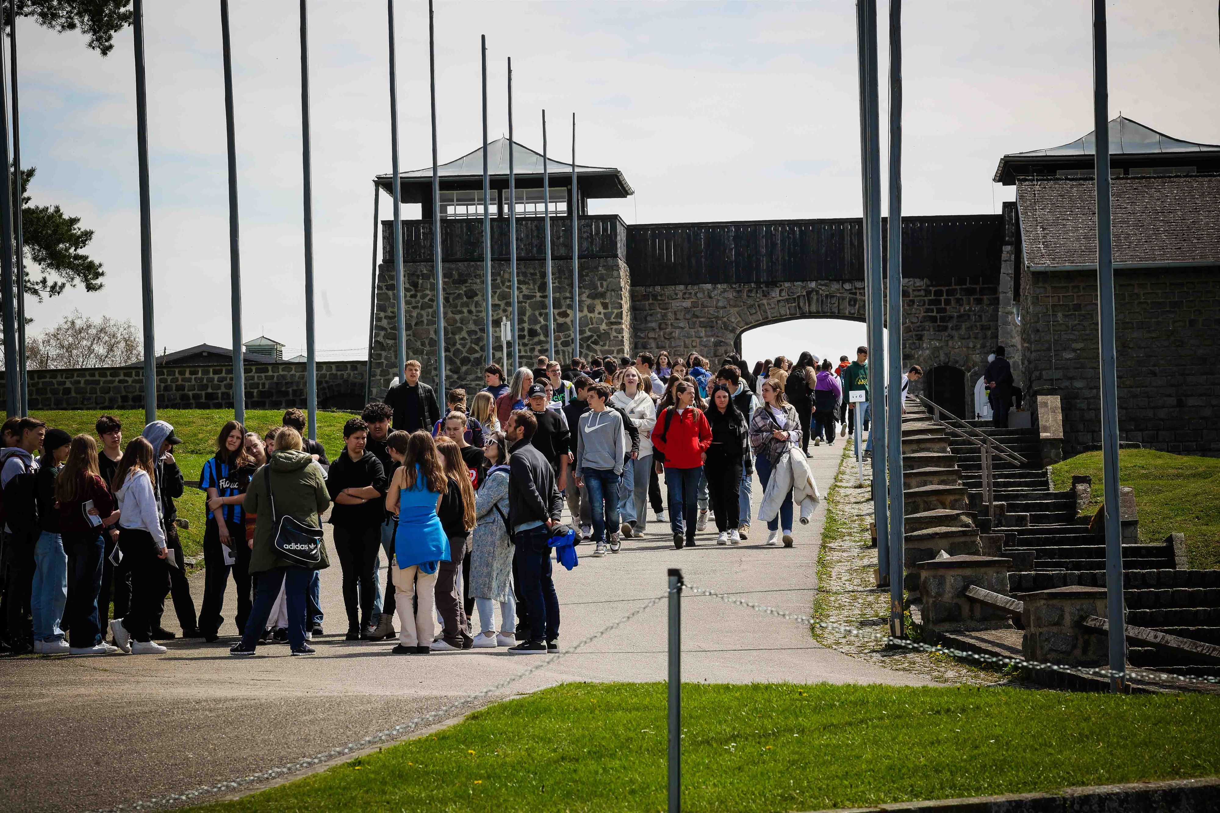 Schülergruppen im KZ Mauthausen: "Man erlebt Zustimmung zu den Taten von damals und sieht einschlägige Handzeichen", so der Schuldirektor
